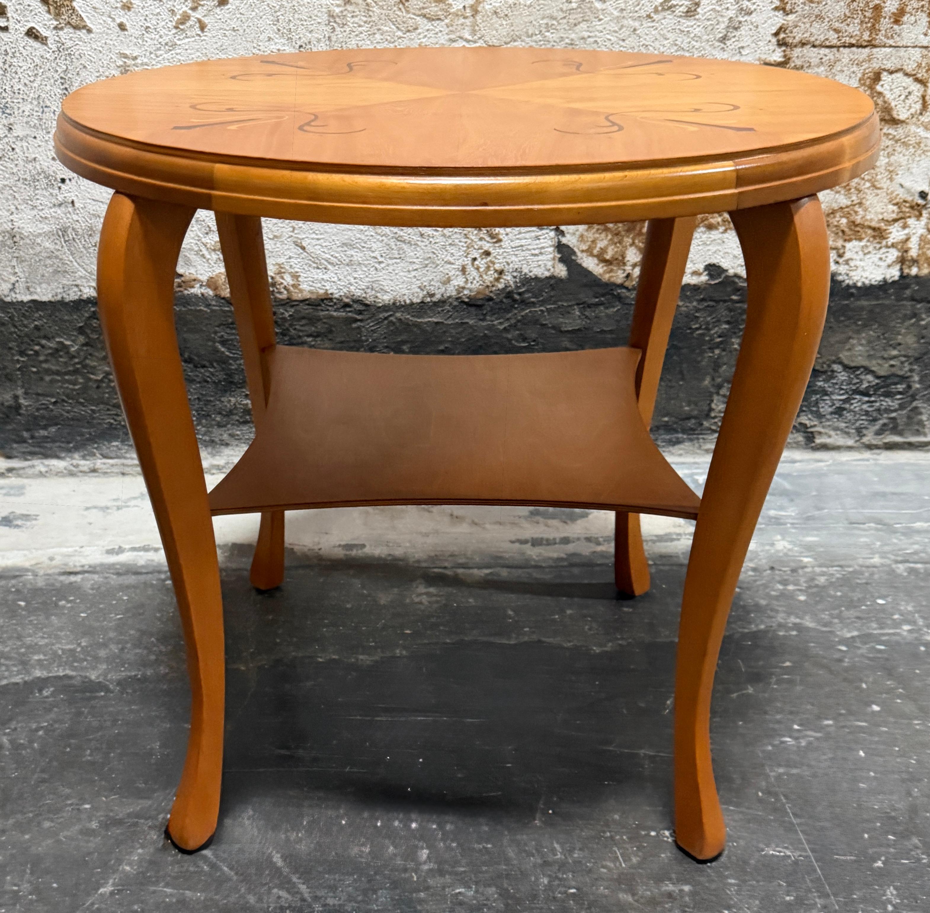 Suédois Table d'appoint suédoise Grace Art Deco en marqueterie par Mjölby Intarsia c. 1930s en vente