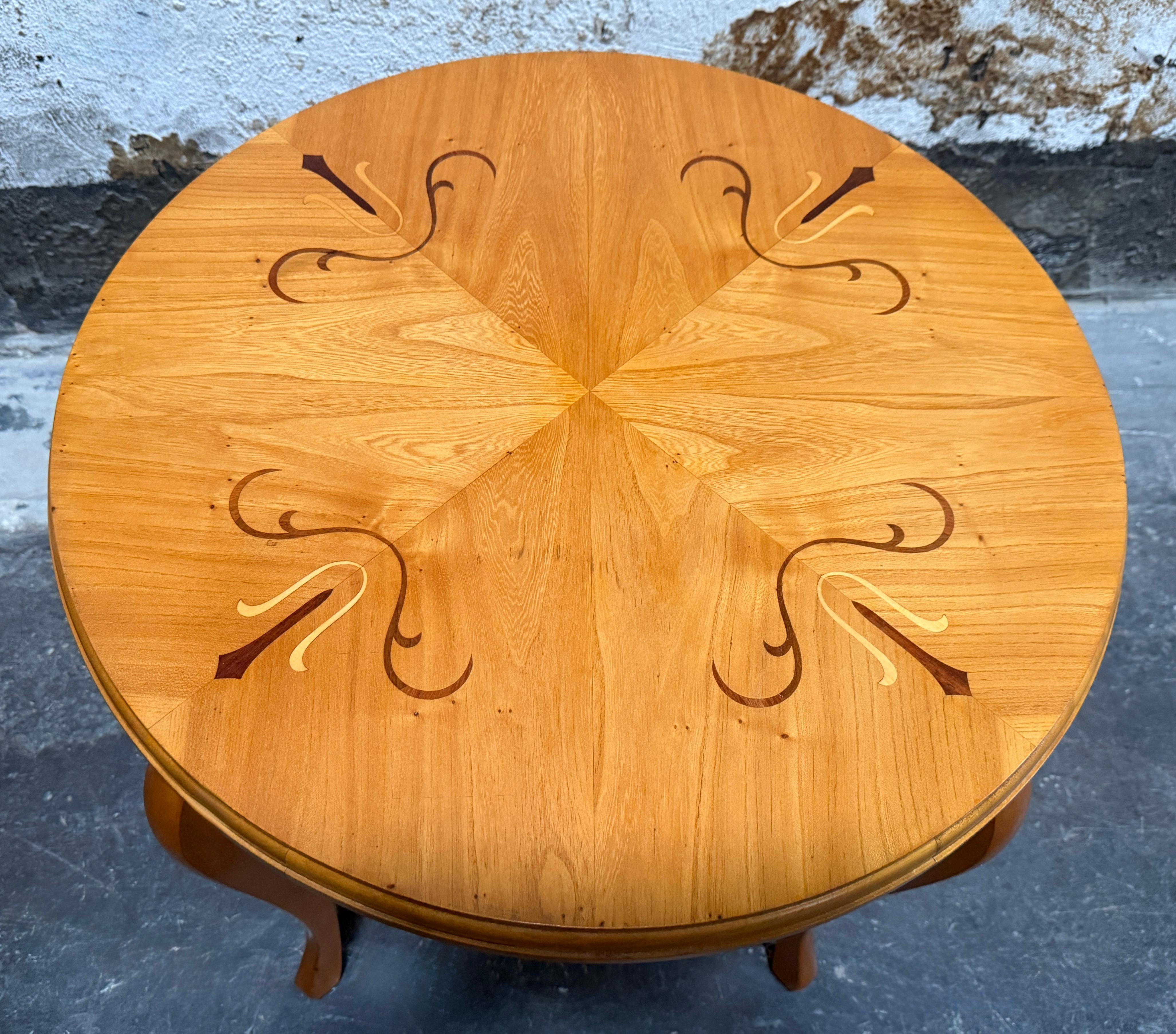 Fait main Table d'appoint suédoise Grace Art Deco en marqueterie par Mjölby Intarsia c. 1930s en vente