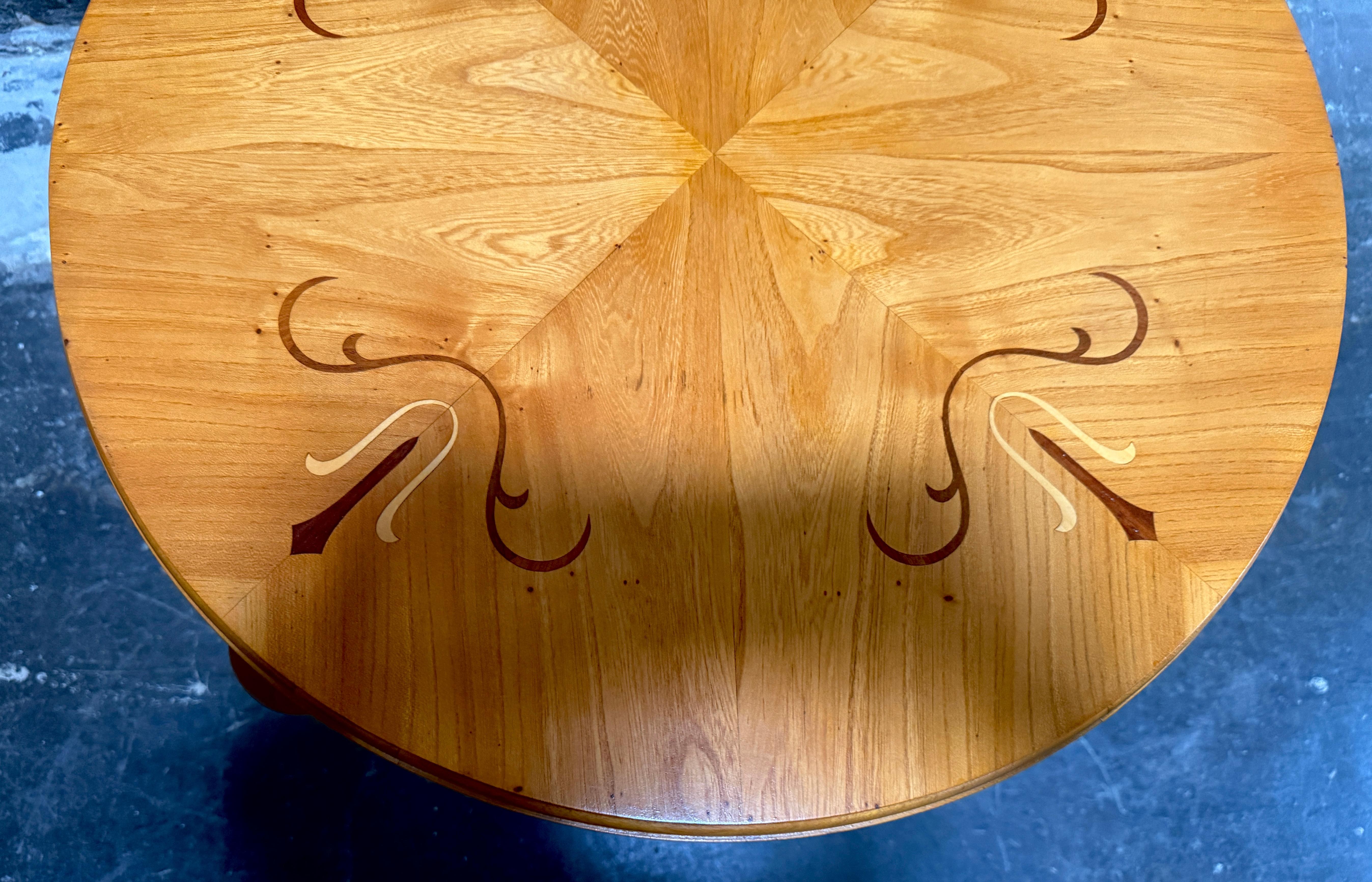 Table d'appoint suédoise Grace Art Deco en marqueterie par Mjölby Intarsia c. 1930s Bon état - En vente à Atlanta, GA