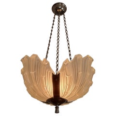 Ciondolo Swedish Grace / Art Deco, paralumi in vetro a forma di vongola, con provenienza