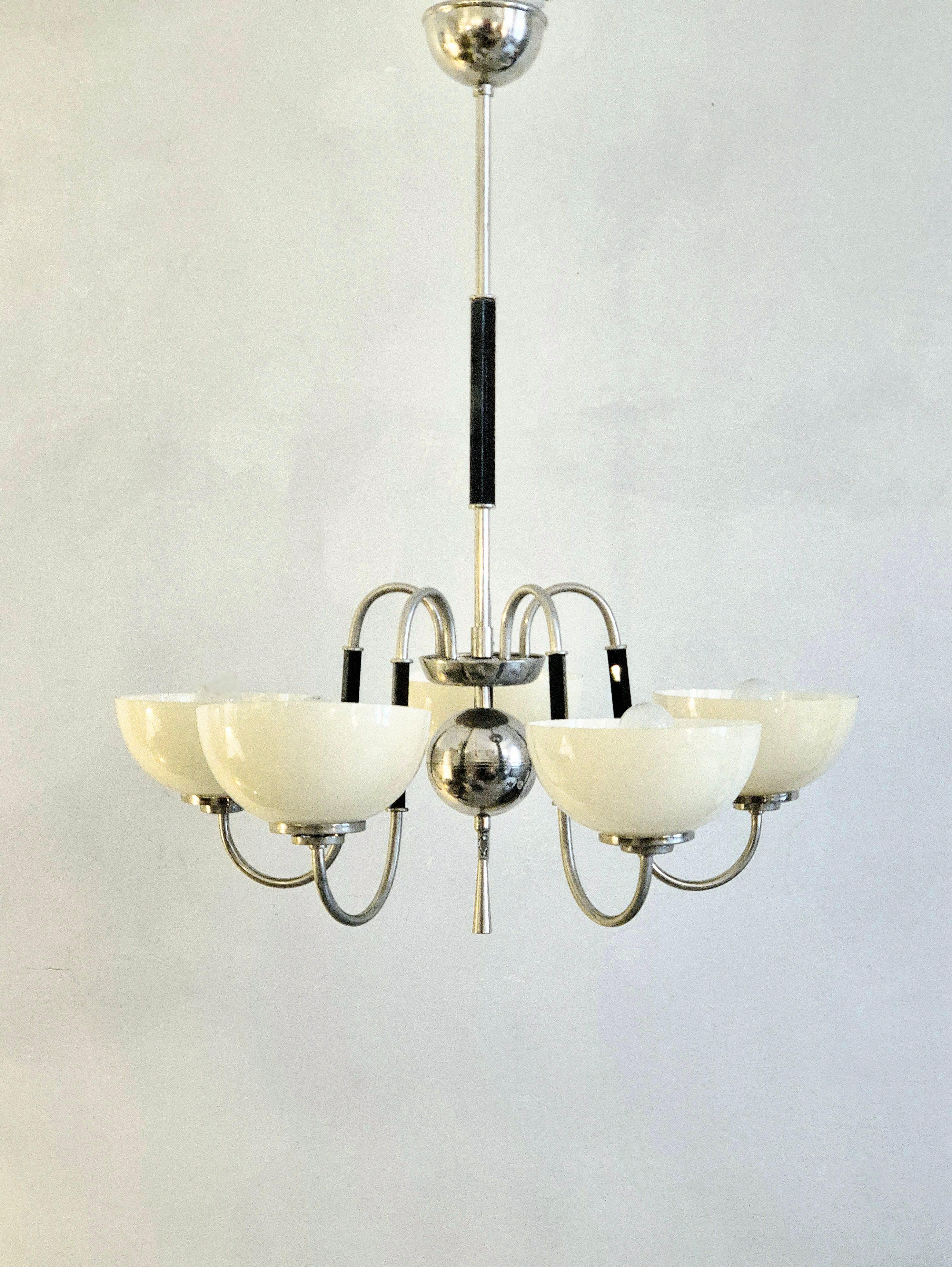 Un bellissimo ciondolo svedese Grace / Art Deco con sfumature originali bianco crema opalino. Attribuito a CG Hallberg, Svezia 1930/40. Un pezzo raro e senza tempo che si adatta alla maggior parte delle stanze e a molti stili diversi. 

In buone