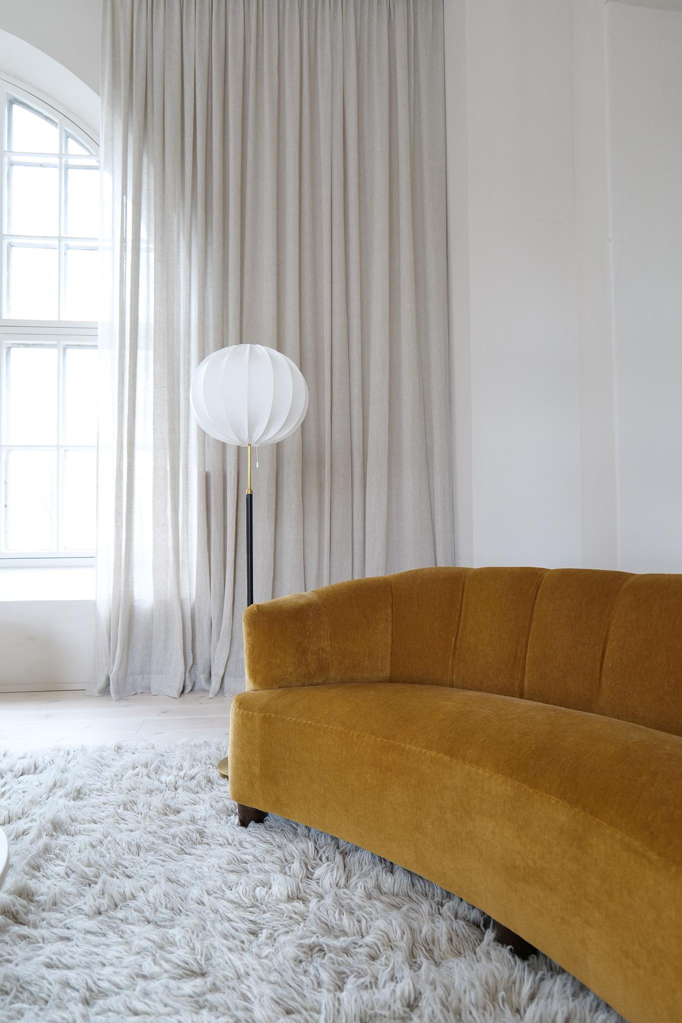 Questo set di mobili contenente 2 sedie e un divano è dotato di meravigliose linee curve e di una nuova tappezzeria. Il velluto giallo senape conferisce un aspetto moderno e sofisticato. 

Tappezzeria nuova con piccoli segni d'uso. Le gambe