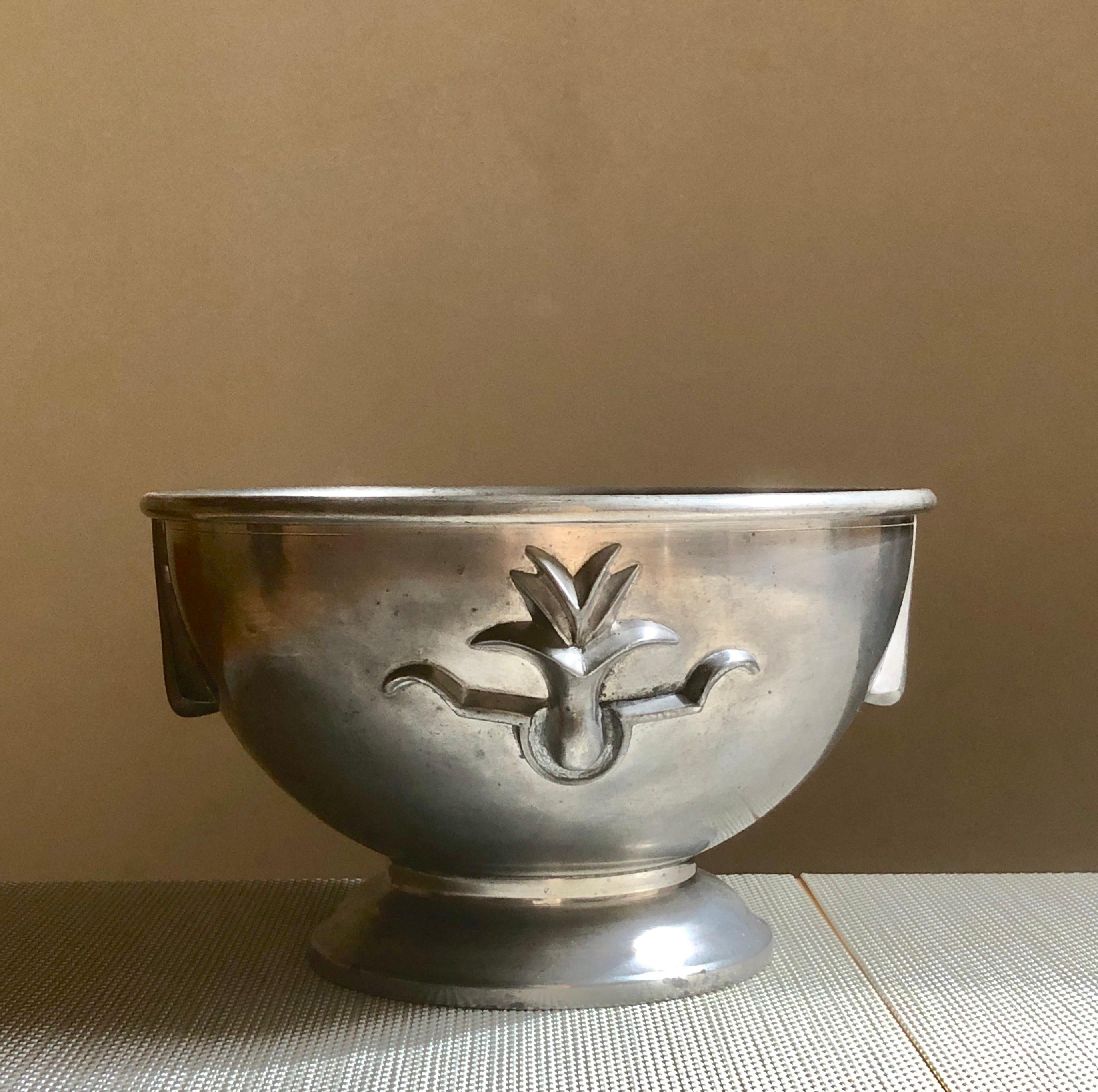 Swedish Grace style pewter bawl by Thorild Knutsson, Granna 1931.
Marked by manufacturer.
