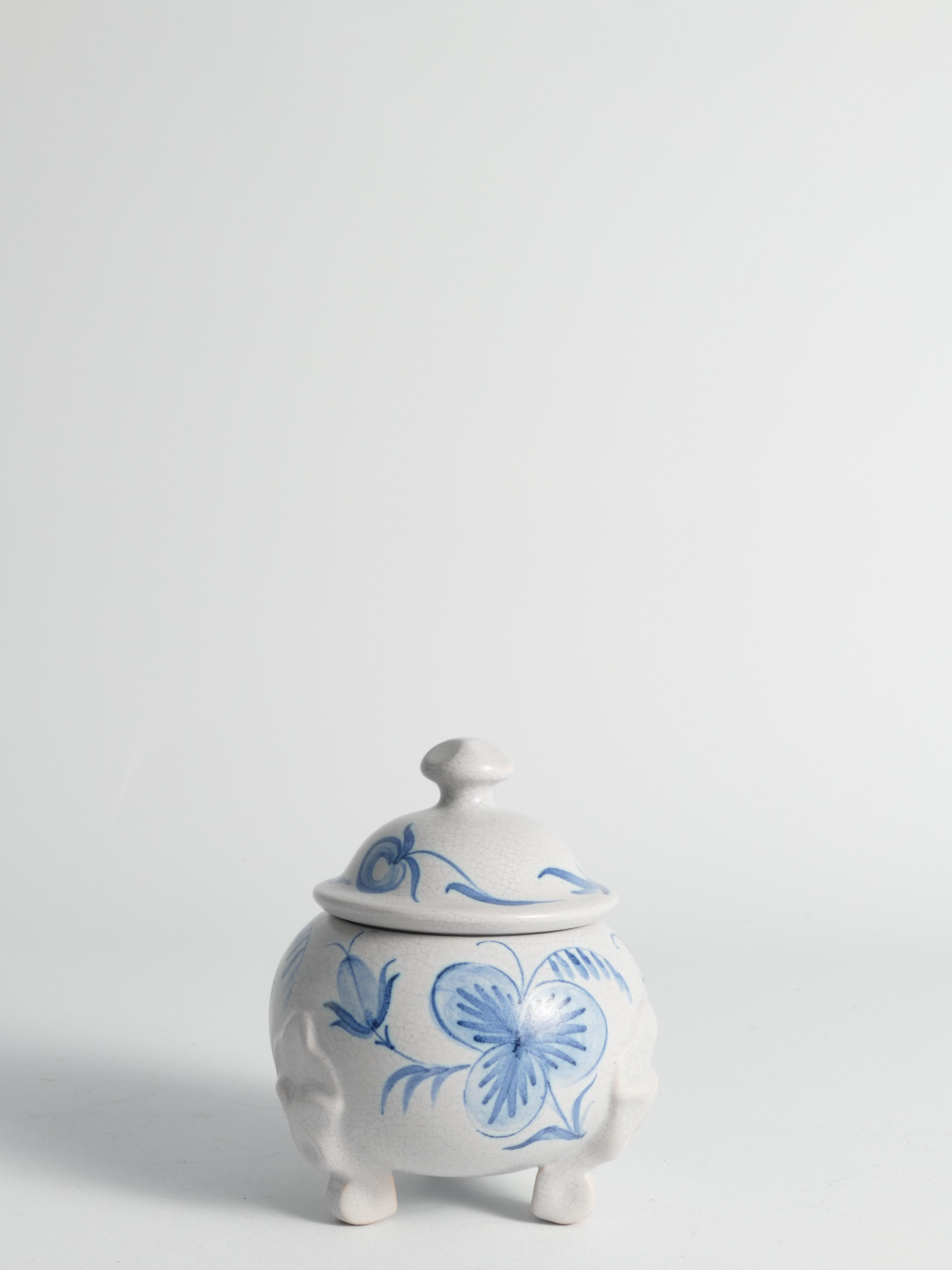 Bomboniera svedese Grace French Blue Floral Decor di Allan Eberling, Bo Fajans in vendita 4