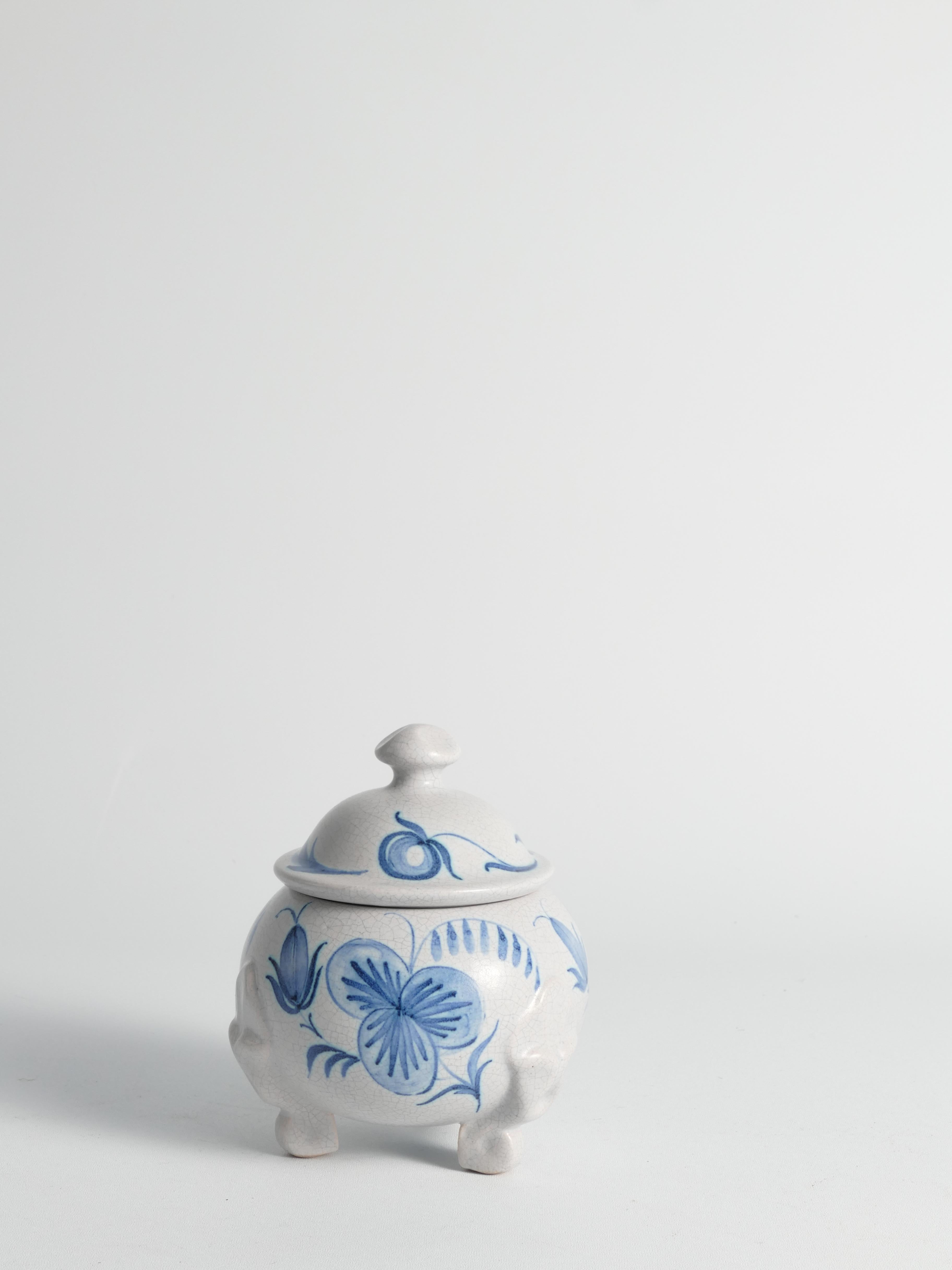 Bomboniera svedese Grace French Blue Floral Decor di Allan Eberling, Bo Fajans In condizioni buone in vendita a Grythyttan, SE