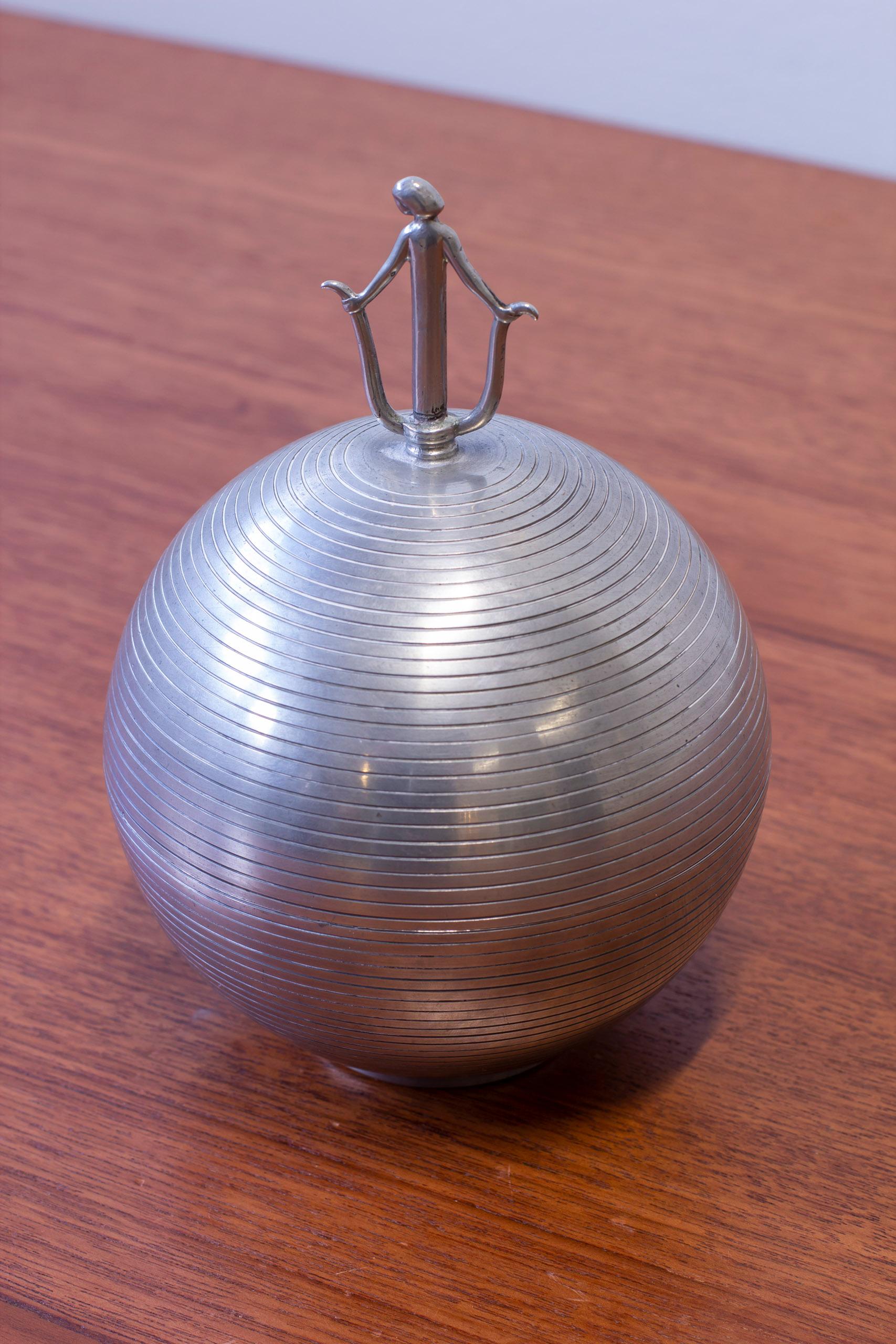 Swedish grace Bonbonniere in pewter by Sylvia Stave, CG Hallberg 1933 In Good Condition For Sale In Hägersten, SE