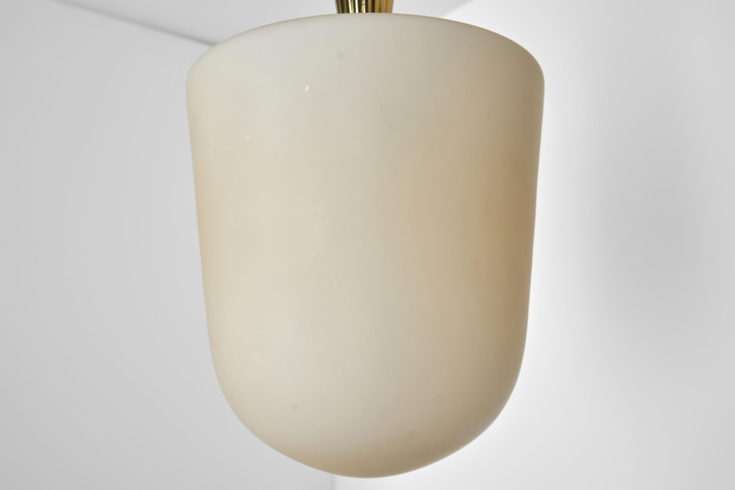 Lampada a sospensione Grace svedese in ottone e vetro, Svezia, 1920 ca. in vendita 5