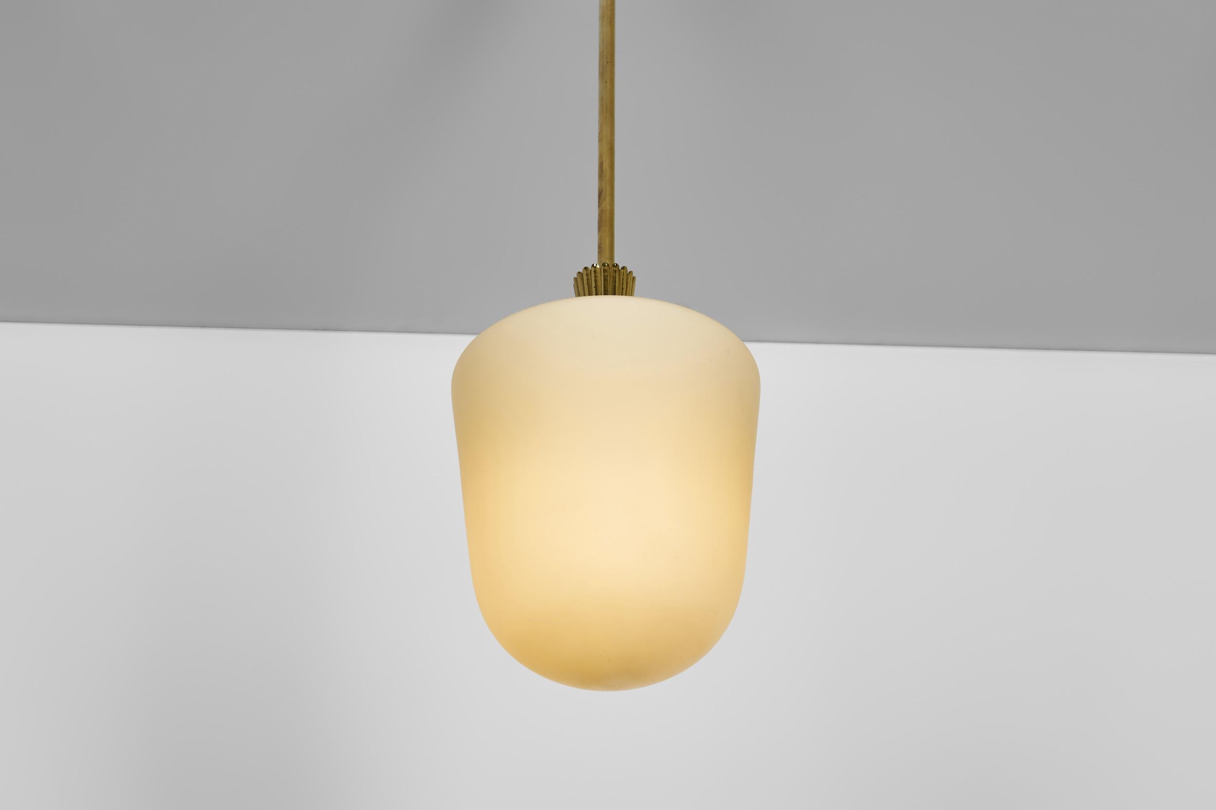 Lampada a sospensione Grace svedese in ottone e vetro, Svezia, 1920 ca. in vendita 7