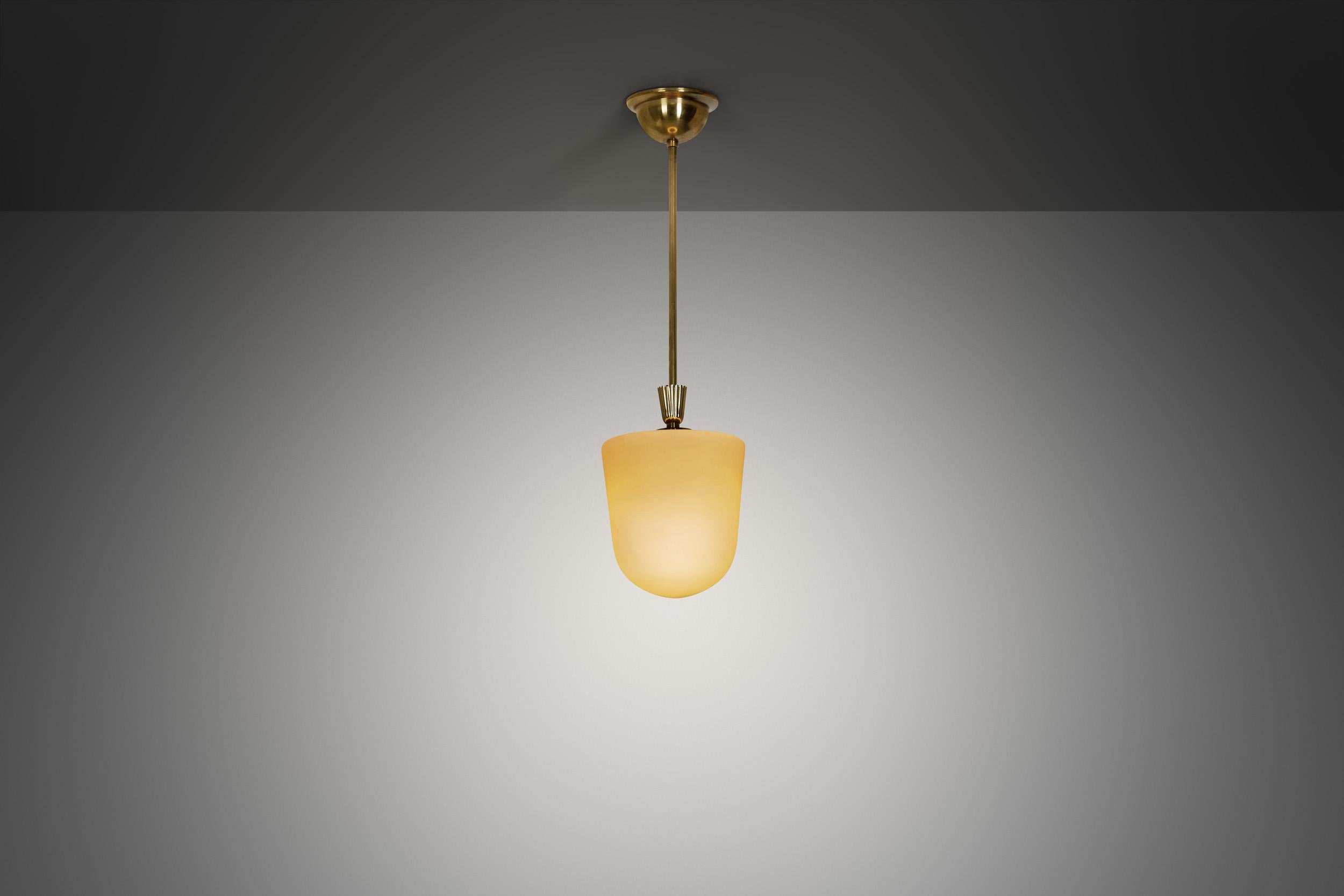 Svedese Lampada a sospensione Grace svedese in ottone e vetro, Svezia, 1920 ca. in vendita