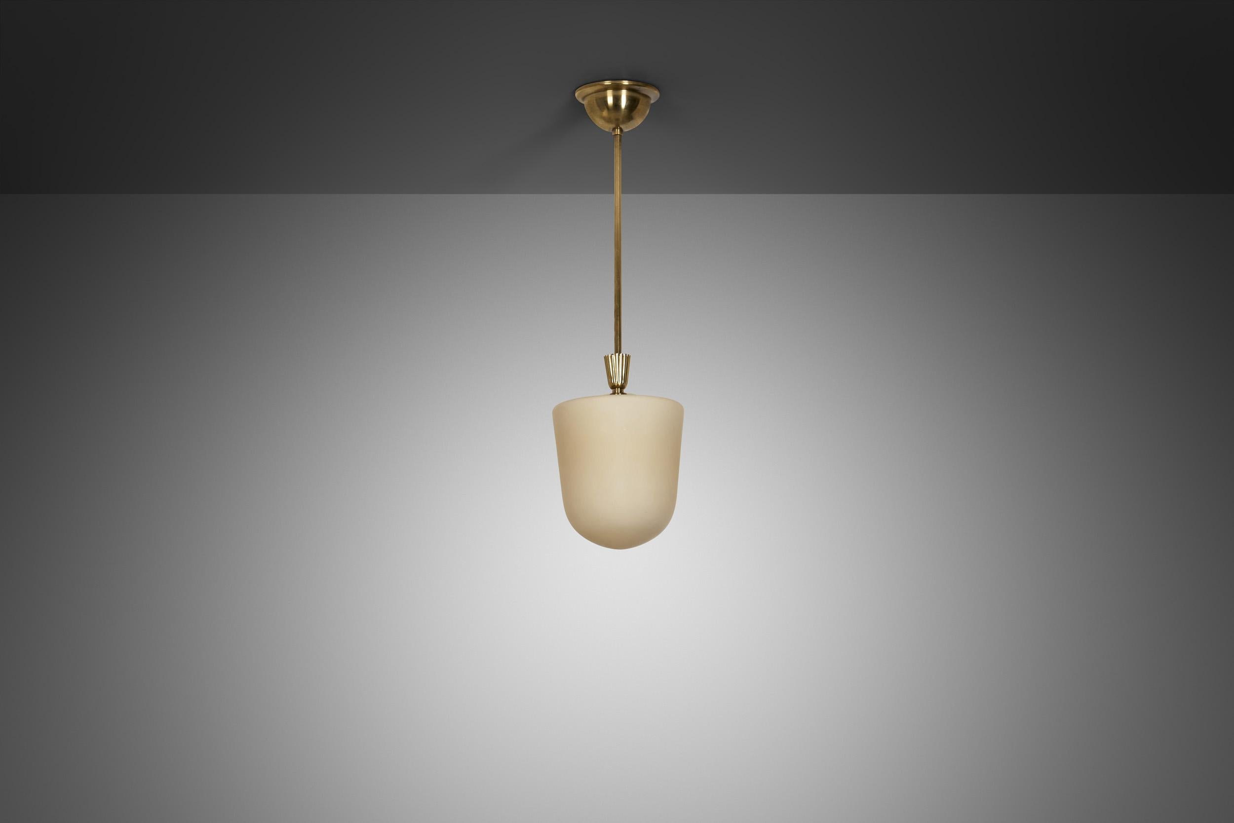 Lampada a sospensione Grace svedese in ottone e vetro, Svezia, 1920 ca. In condizioni buone in vendita a Utrecht, NL