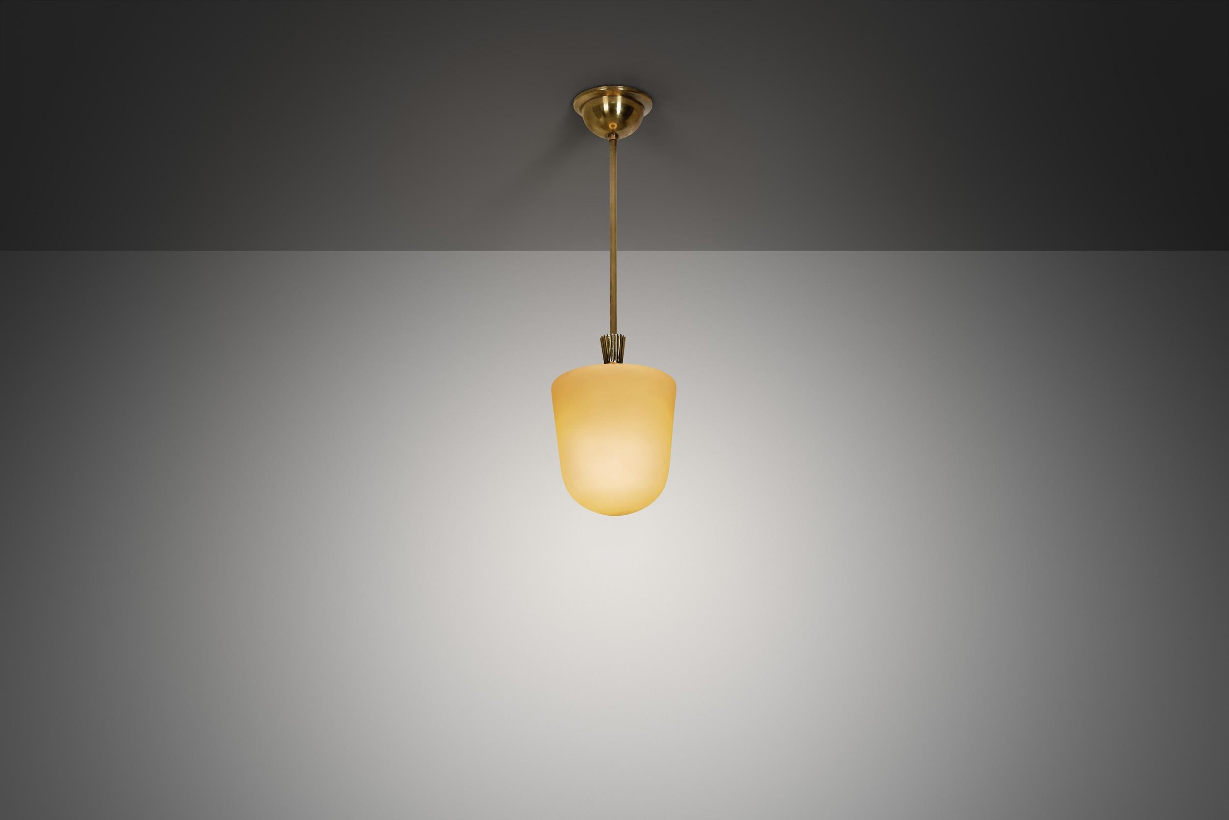 Inizio XX secolo Lampada a sospensione Grace svedese in ottone e vetro, Svezia, 1920 ca. in vendita