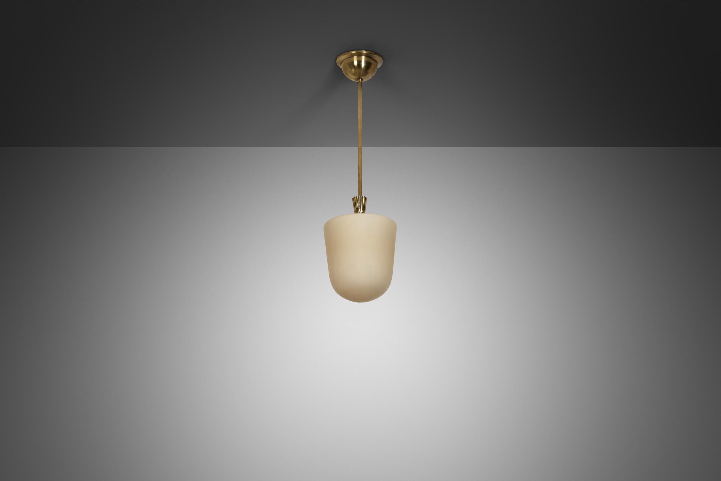 Ottone Lampada a sospensione Grace svedese in ottone e vetro, Svezia, 1920 ca. in vendita