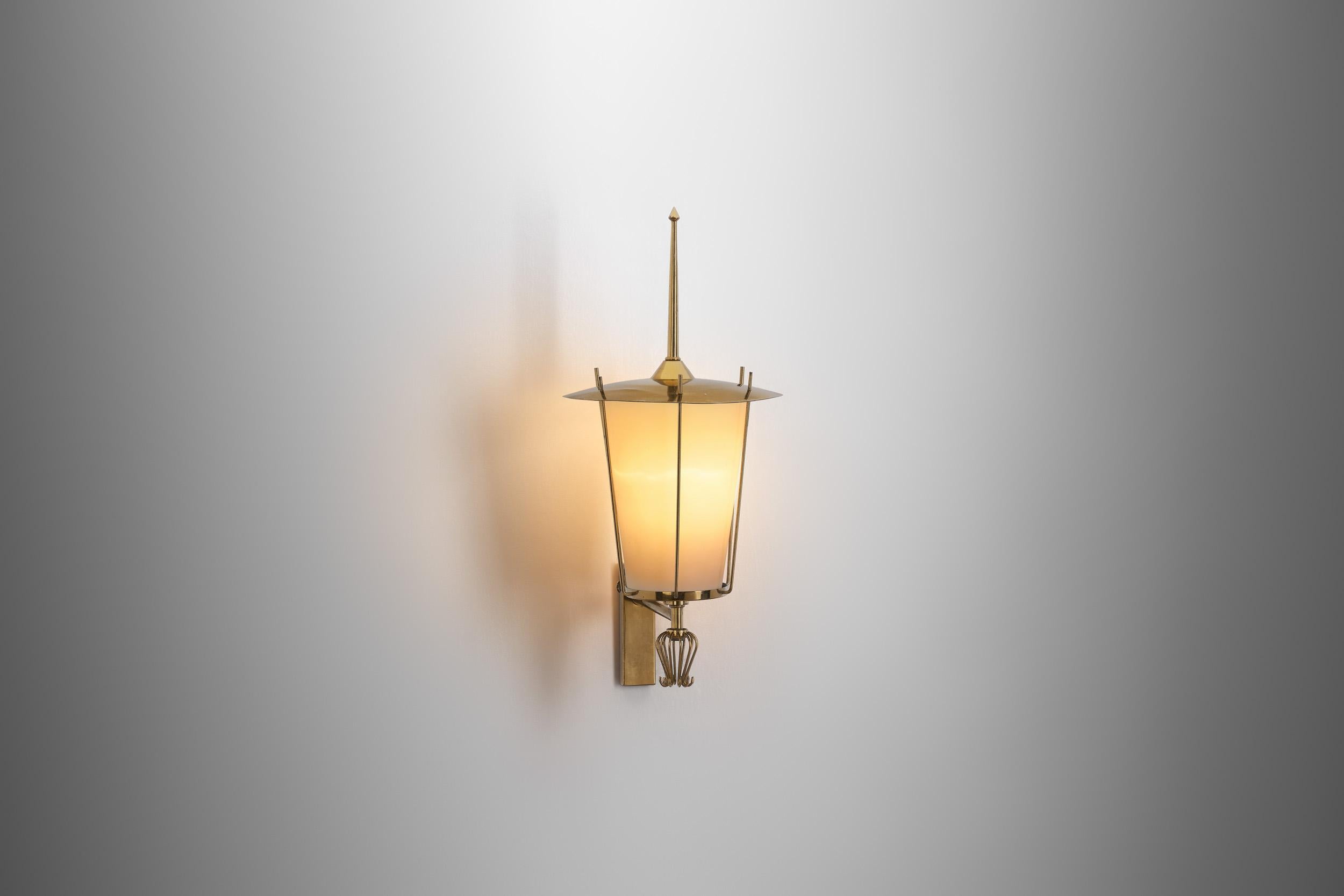 Swedish Grace Brass and Opaque Glass Wall Lamp, Sweden 1930s In Good Condition For Sale In Utrecht, NL