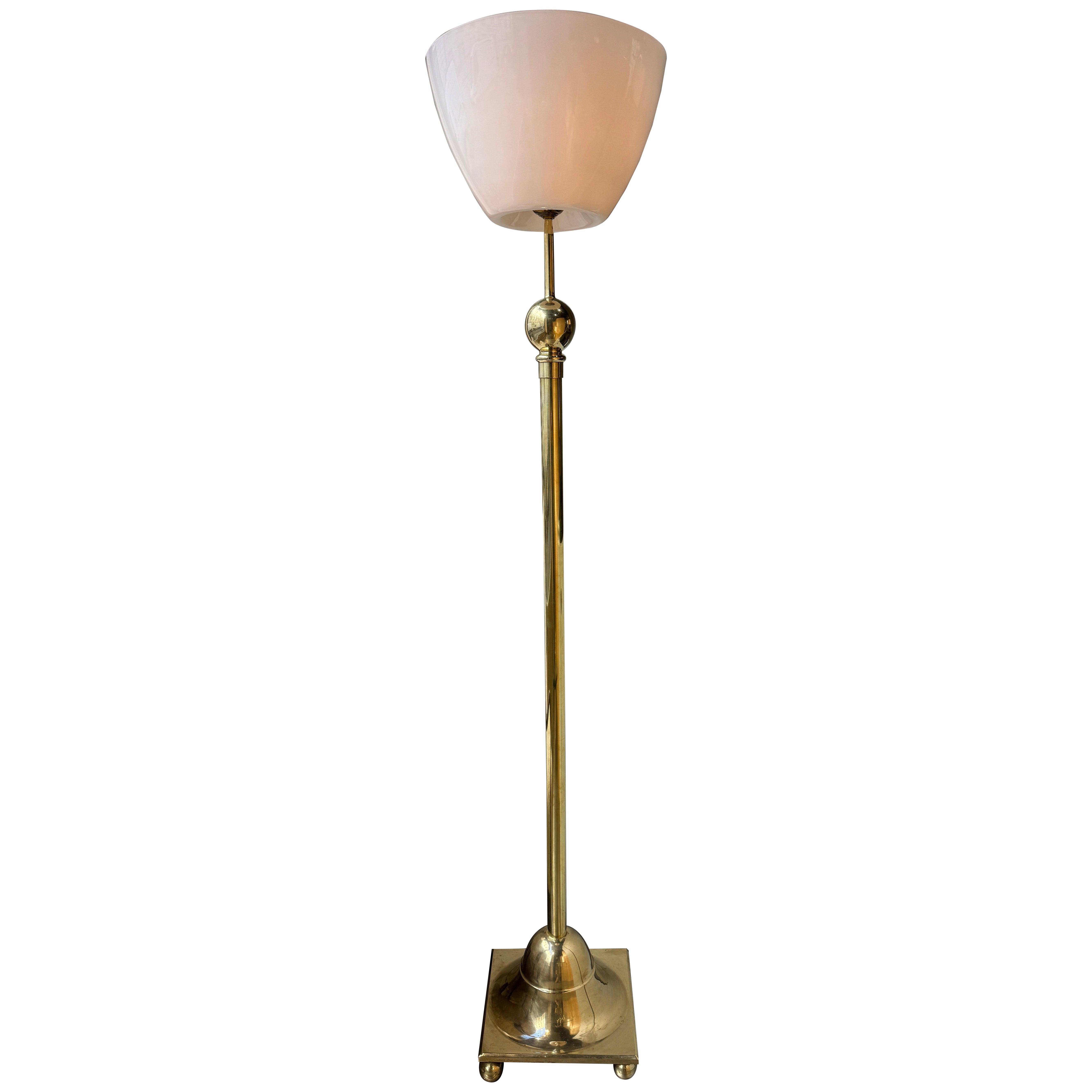 Lámpara de pie Grace sueca de latón circa 1930 en venta