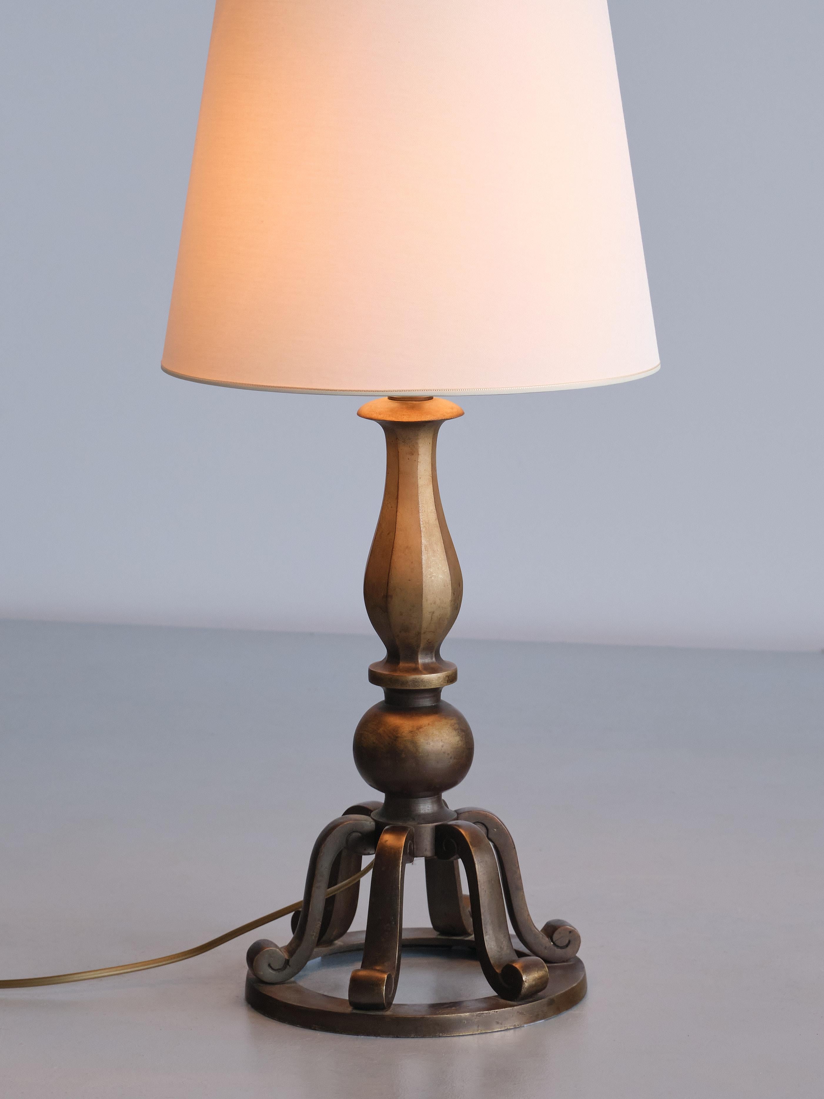 Lampe de bureau suédoise Grace en laiton par C.G. Hallberg, Suède, début des années 1930 Bon état - En vente à The Hague, NL