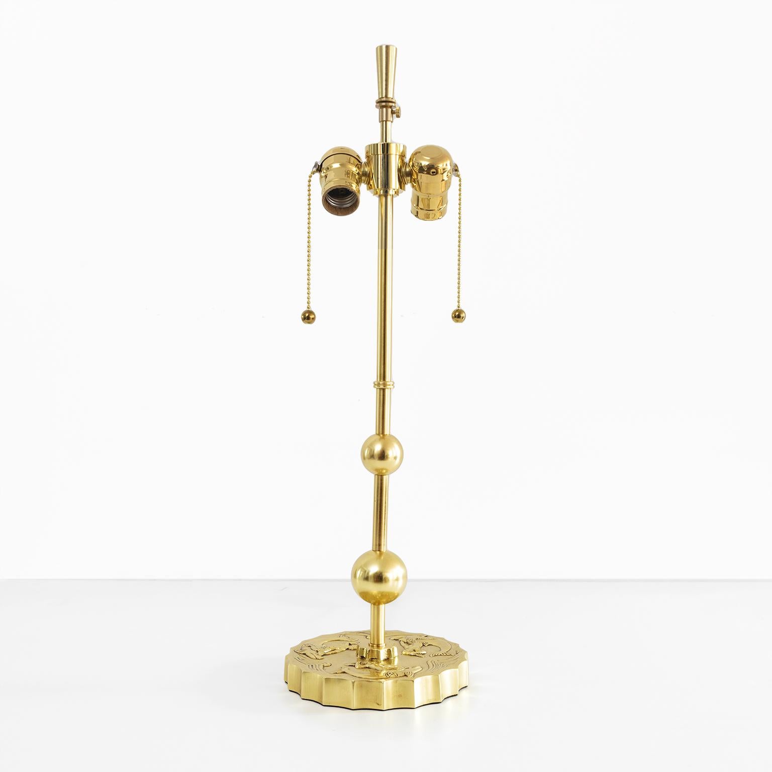 Scandinave moderne Lampe de bureau Grace suédoise en laiton avec sirènes et dauphins en relief en vente