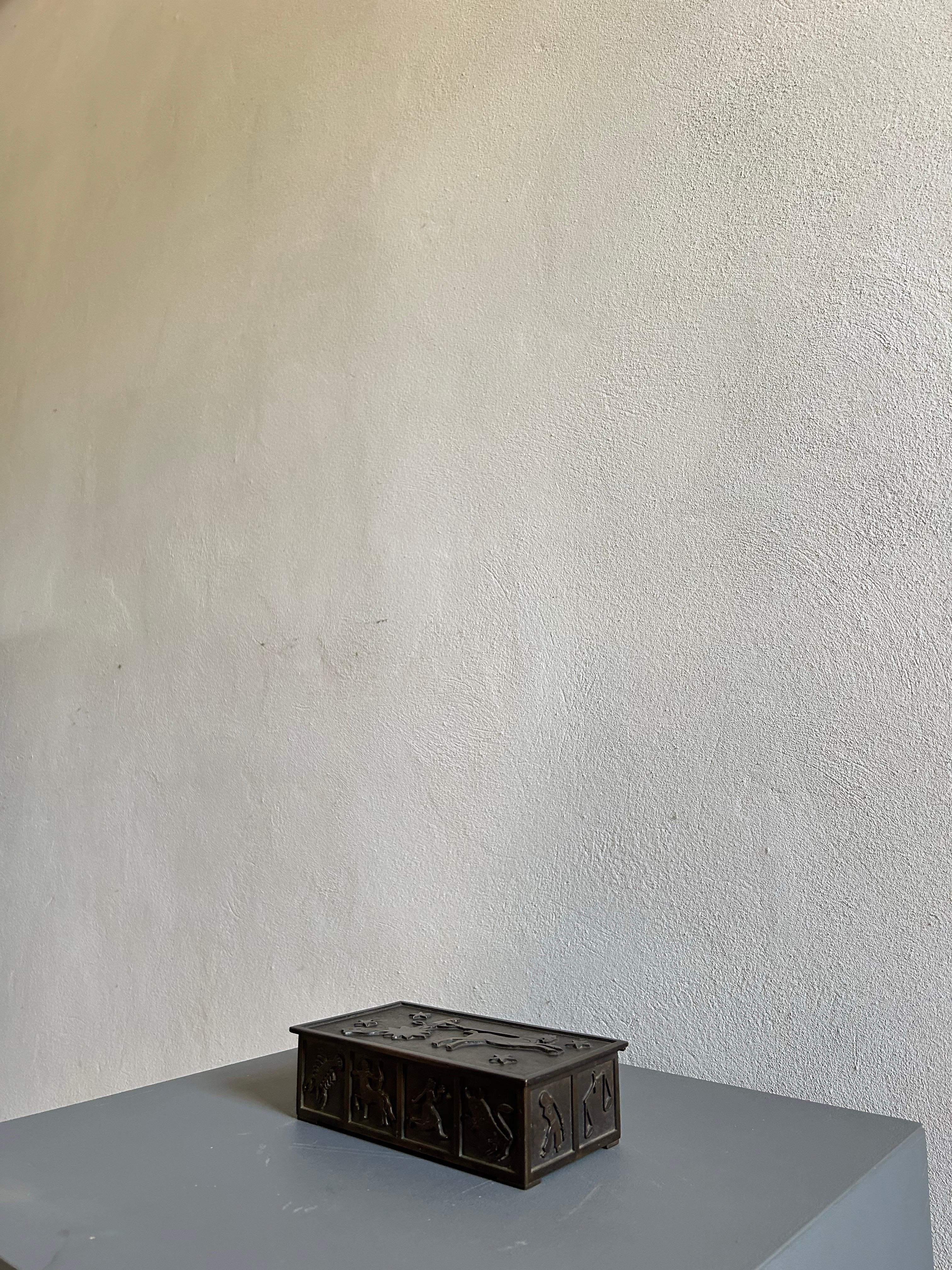 Rara caja de gracia sueca fabricada en bronce macizo con roble en el interior de la caja, la caja está fabricada en Suecia en los años 30 en un estilo clásico sueco de inspiración art déco llamado gracia sueca, la caja está decorada con los signos