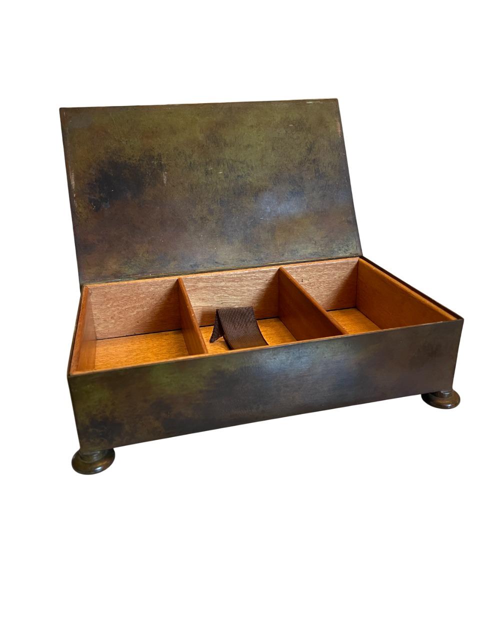 Elegante Caja de Cartas de Bronce Grace Sueca - Años 30 Art Decó en venta