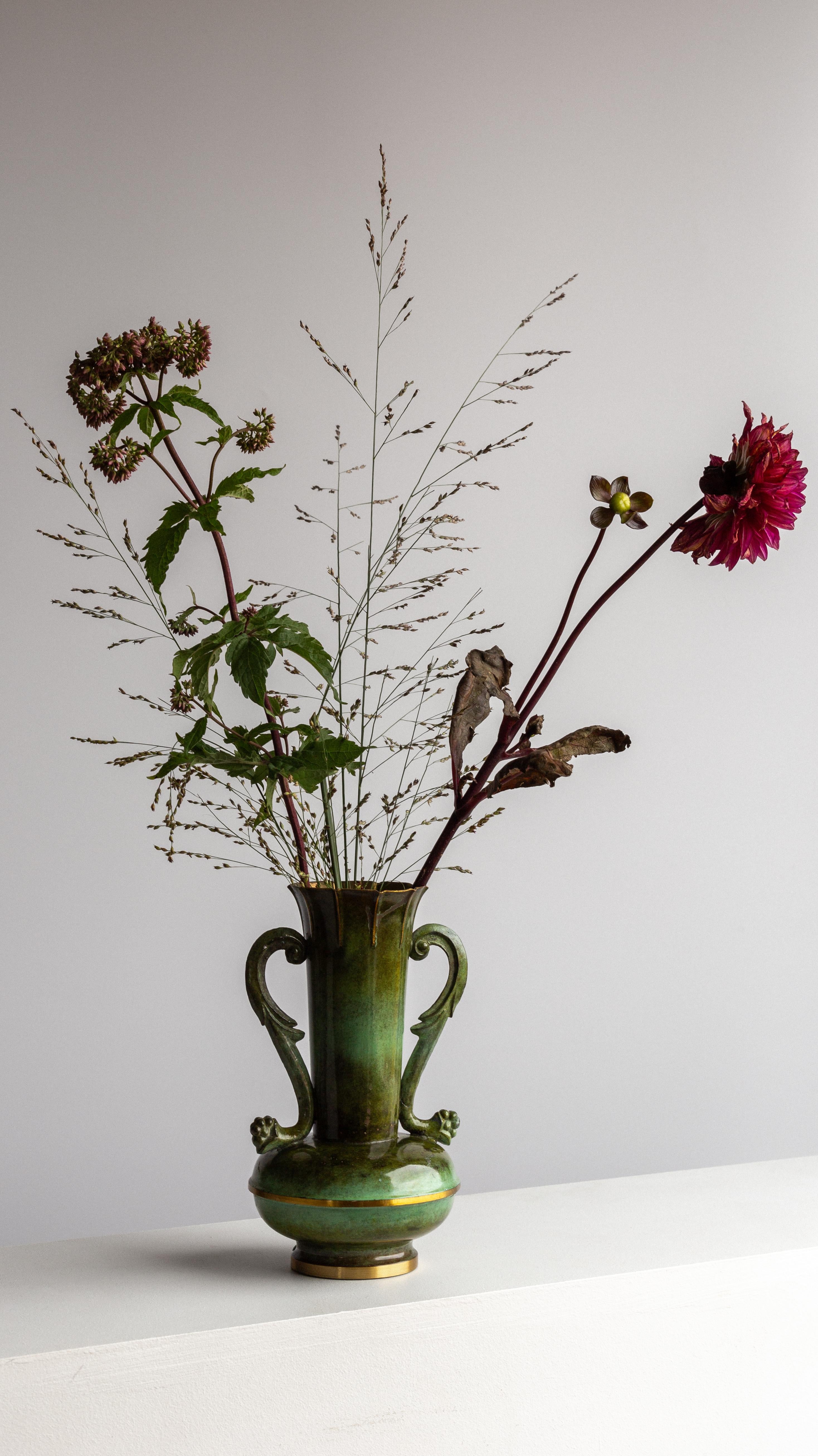 Questo squisito vaso, proveniente dalla Svezia e risalente agli anni '30, è un notevole esempio di design Art Deco scandinavo. Prodotto dall'azienda meno conosciuta Svea Metals, presenta elementi classici come la forma di un'urna neoclassica e