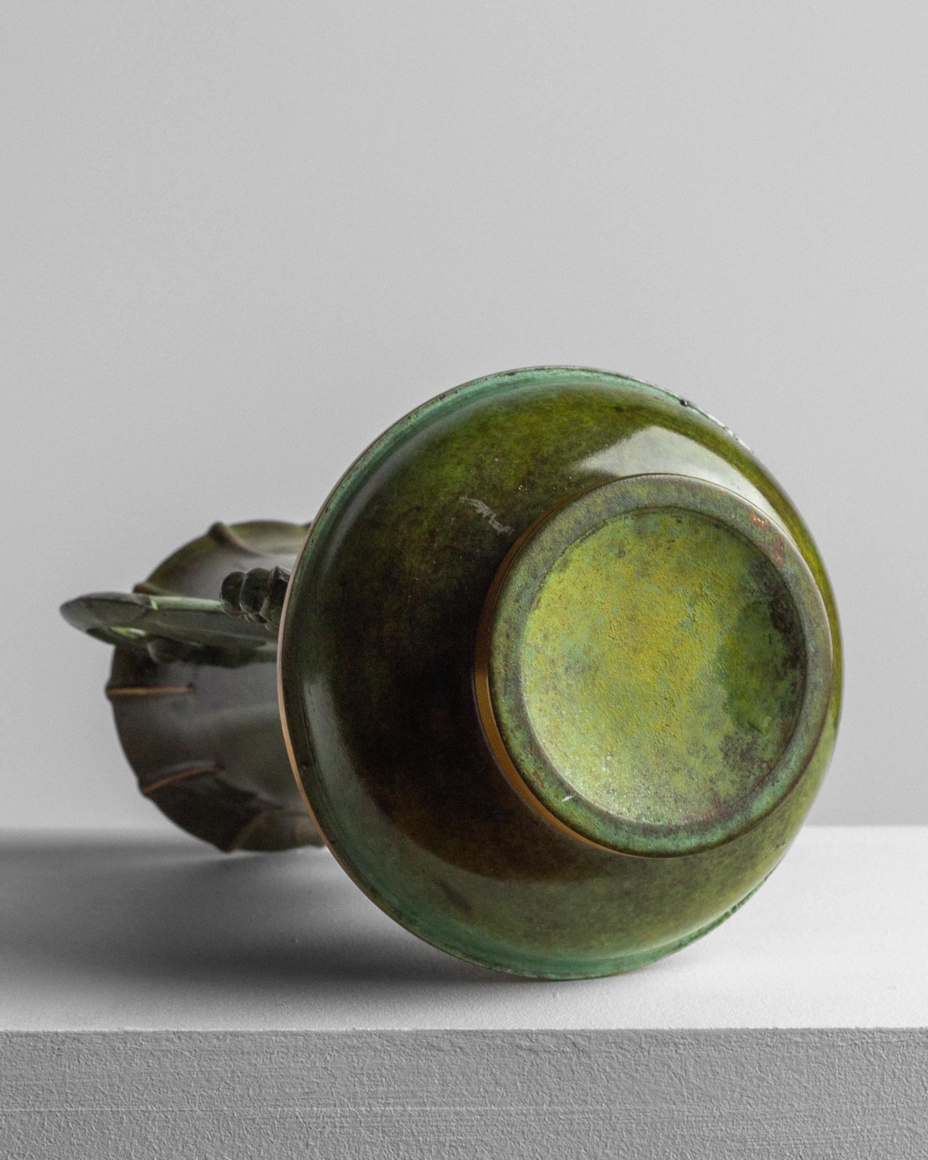 Metallo Vaso svedese Grace in bronzo con manico in metallo patinato, Art Deco scandinavo, anni '30 in vendita