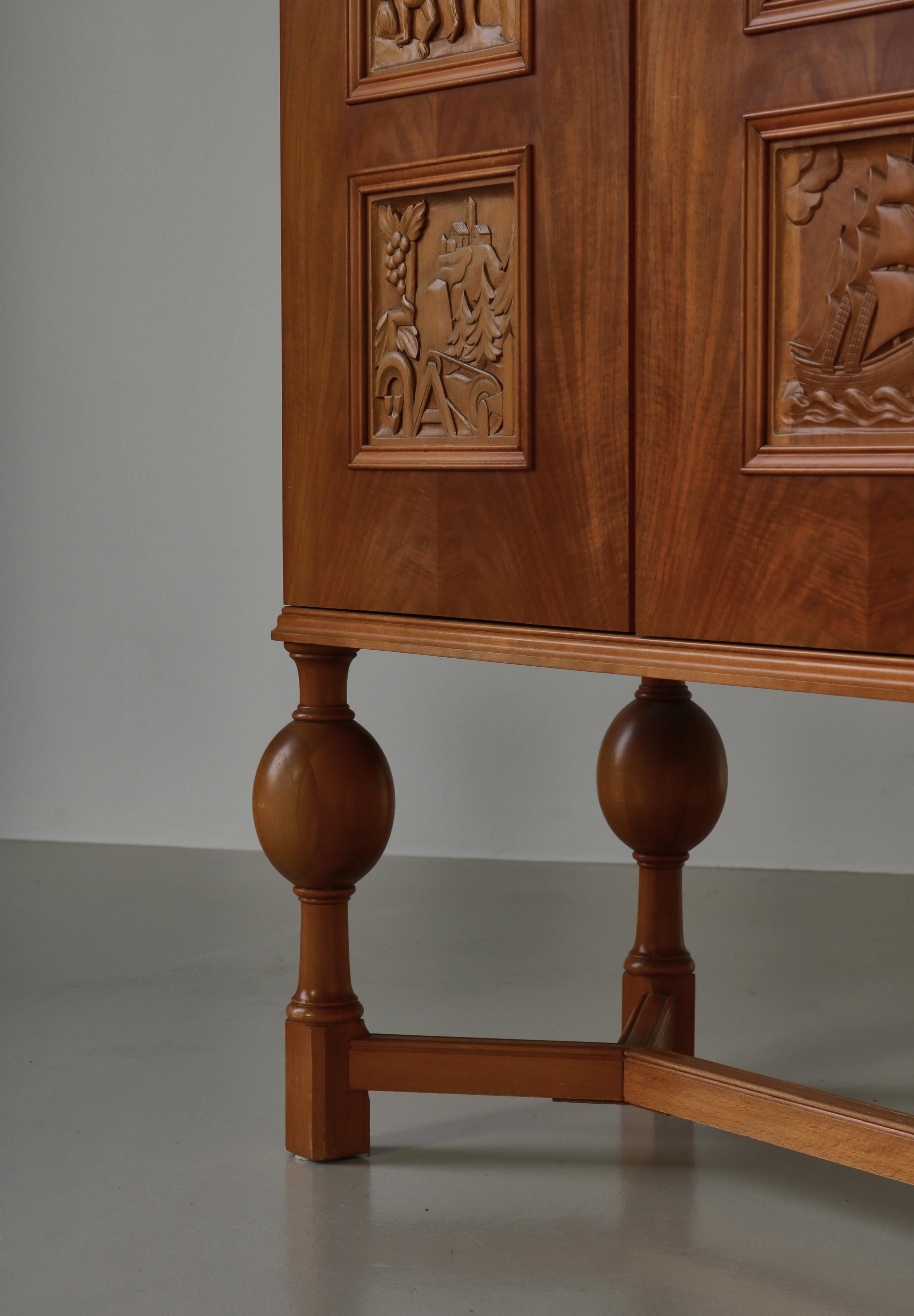 Swedish Grace Cabinet with Carved Decor by Eugen Höglund, Vetlanda, Sweden, 1930 For Sale 3