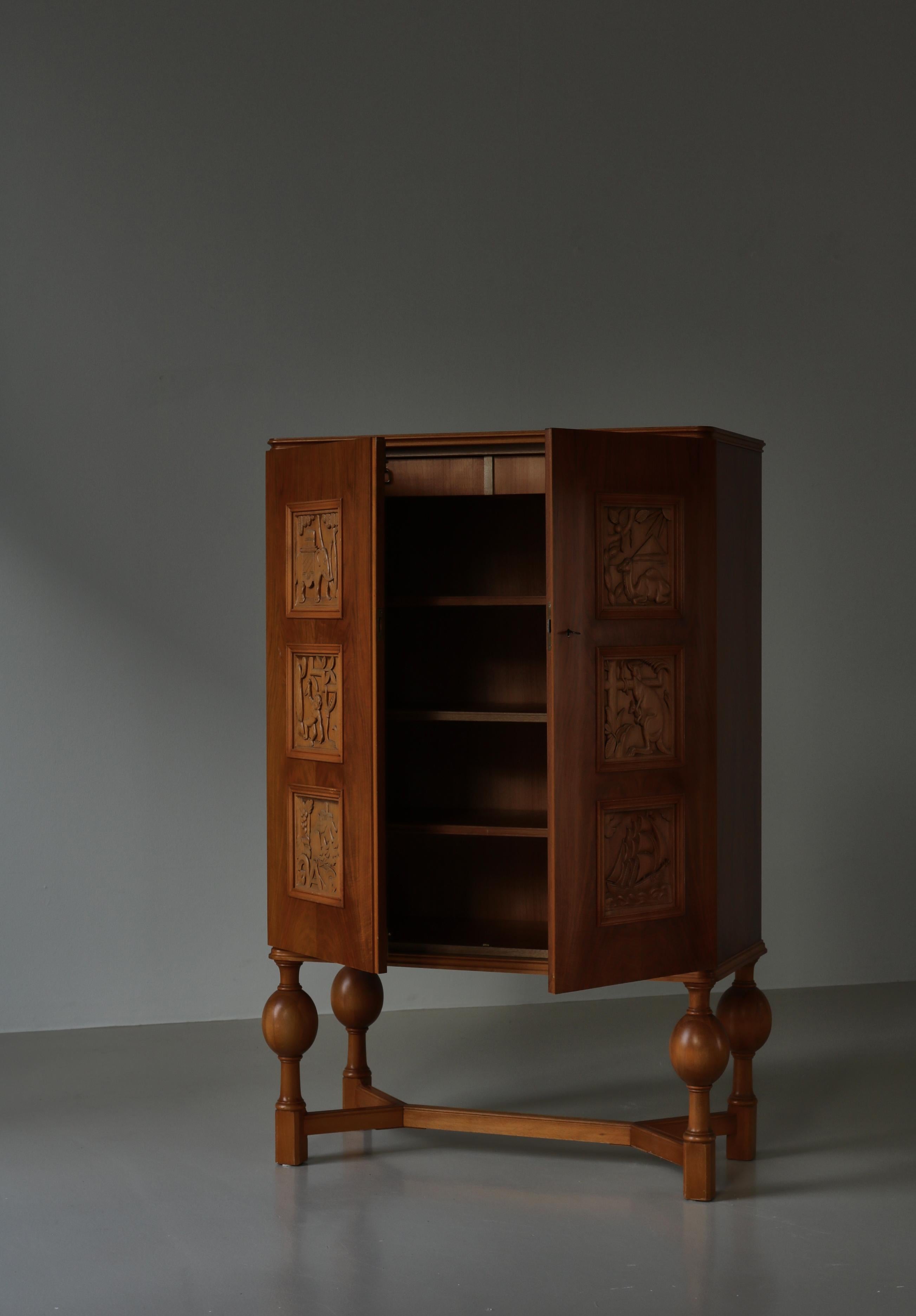 Swedish Grace Cabinet with Carved Decor by Eugen Höglund, Vetlanda, Sweden, 1930 For Sale 6