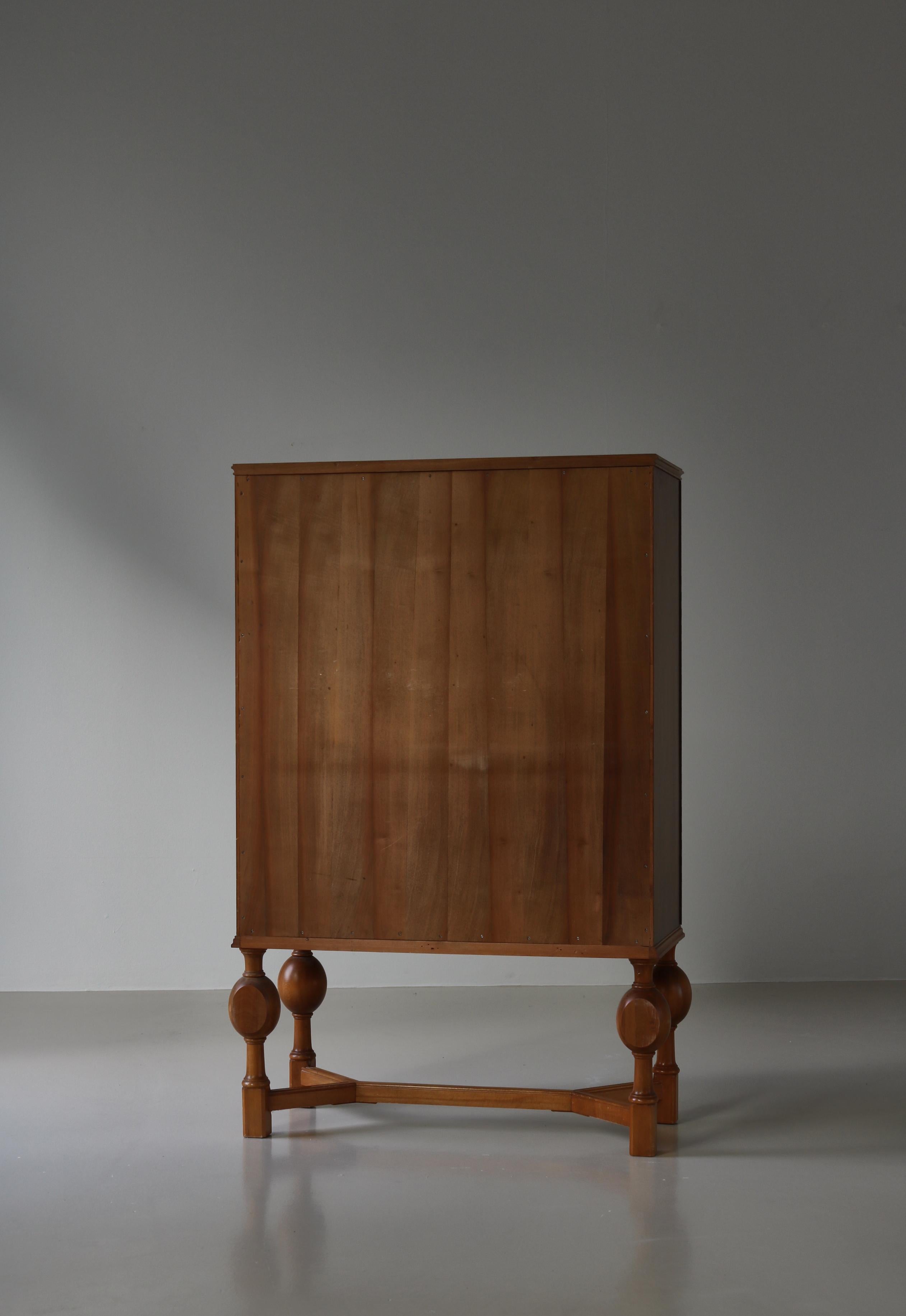Swedish Grace Cabinet with Carved Decor by Eugen Höglund, Vetlanda, Sweden, 1930 For Sale 7