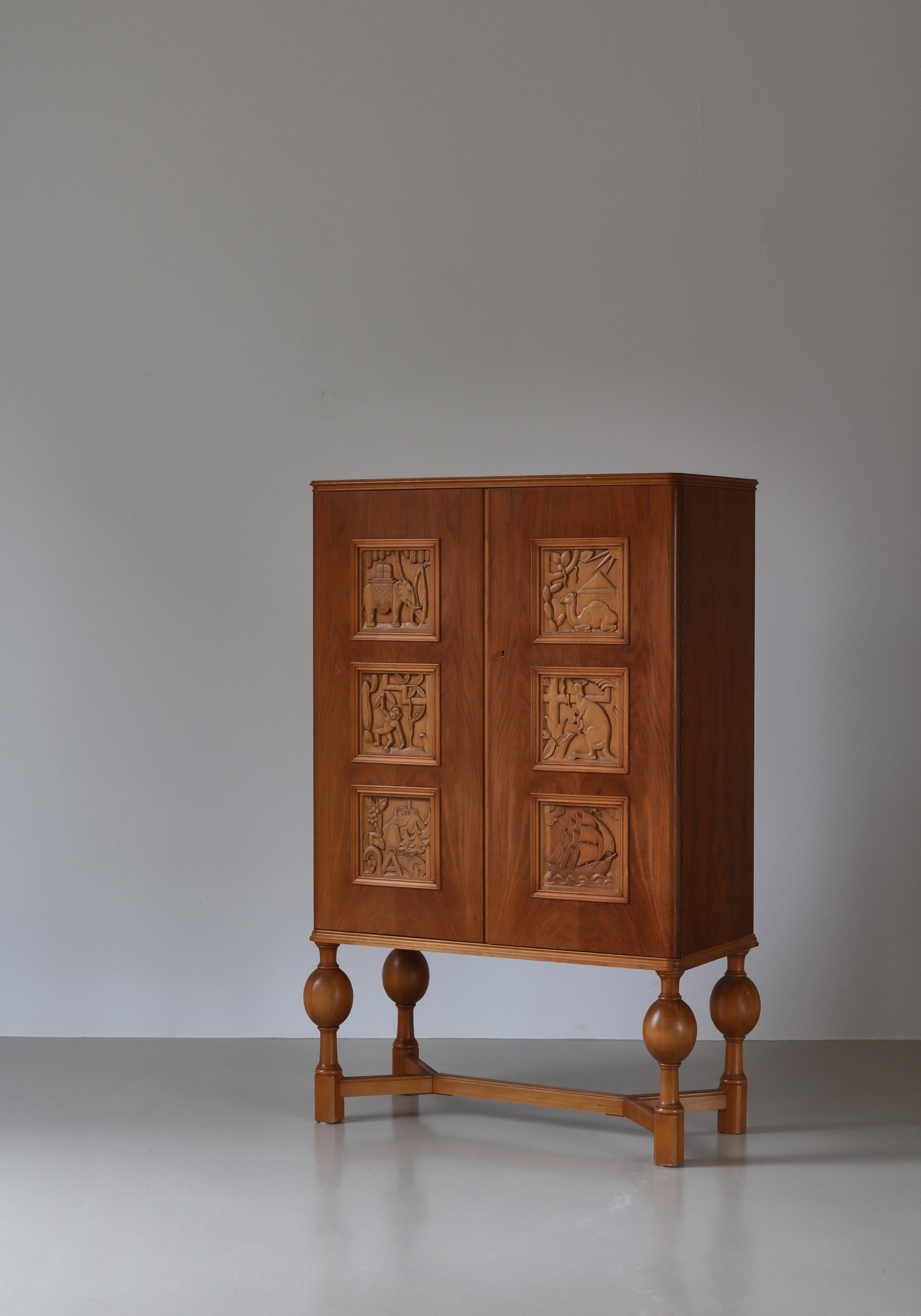 Art Nouveau Swedish Grace Cabinet with Carved Decor by Eugen Höglund, Vetlanda, Sweden, 1930 For Sale
