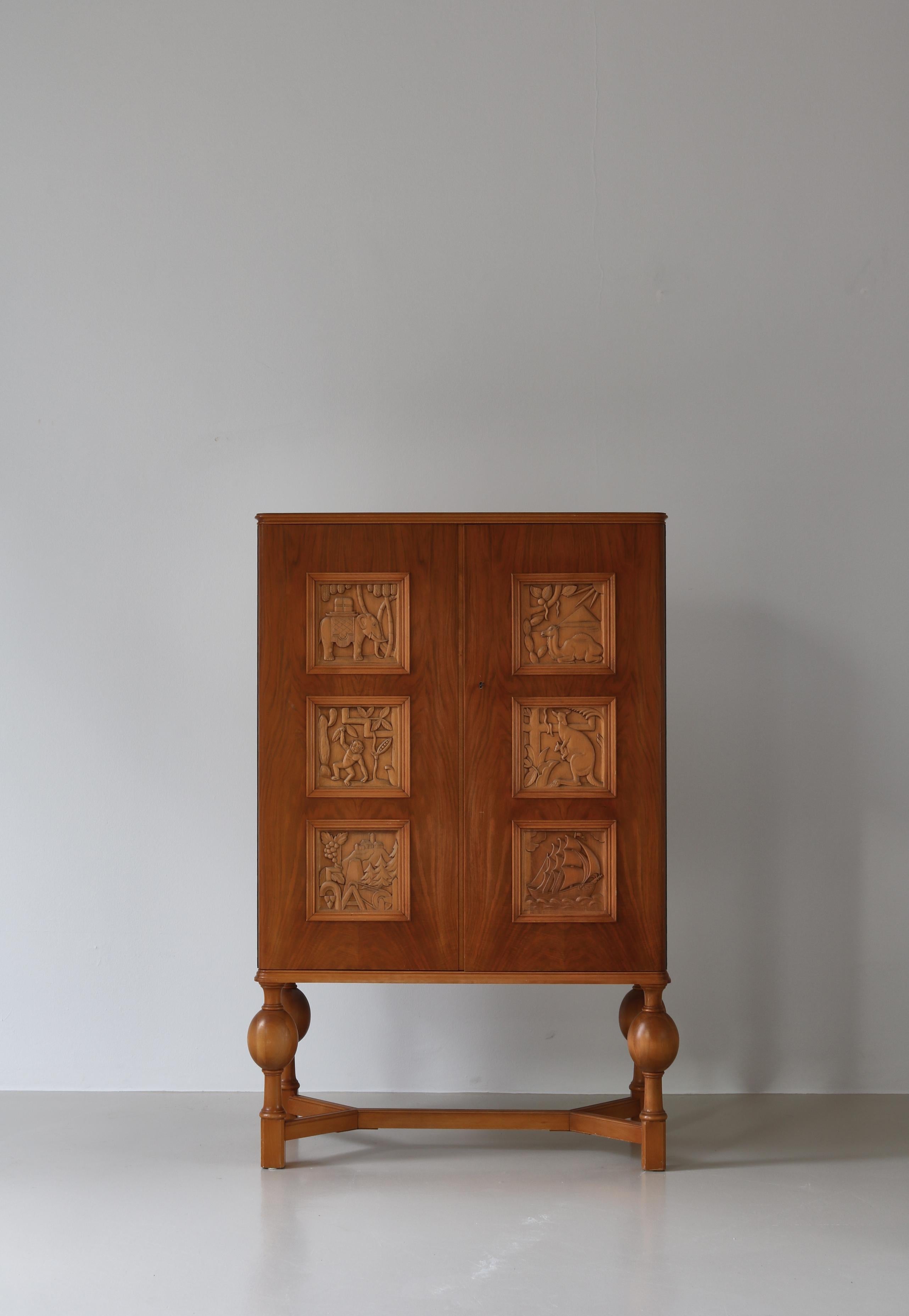 Swedish Grace Cabinet with Carved Decor by Eugen Höglund, Vetlanda, Sweden, 1930 In Fair Condition For Sale In Odense, DK