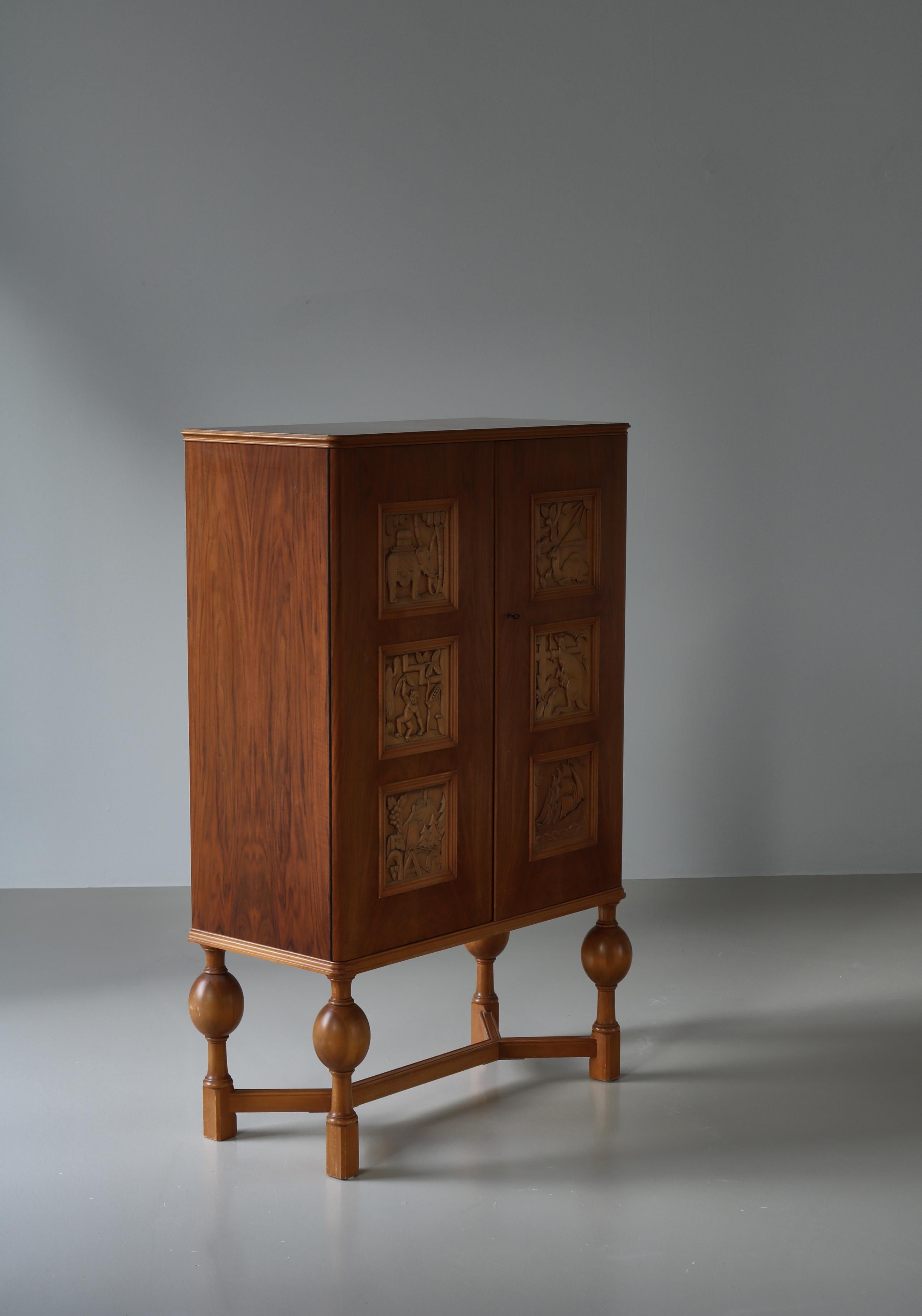 Mid-20th Century Swedish Grace Cabinet with Carved Decor by Eugen Höglund, Vetlanda, Sweden, 1930 For Sale