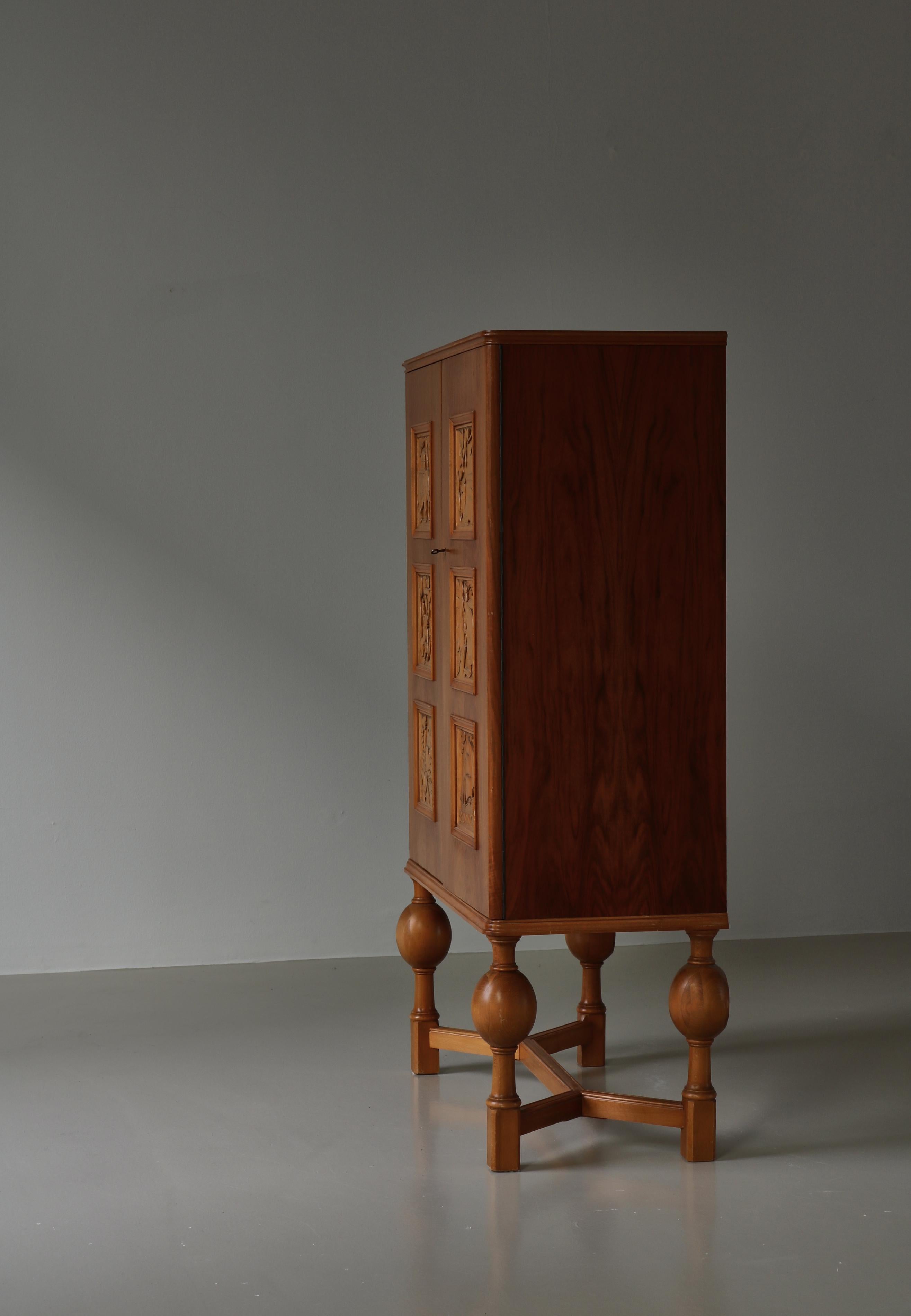 Swedish Grace Cabinet with Carved Decor by Eugen Höglund, Vetlanda, Sweden, 1930 For Sale 2
