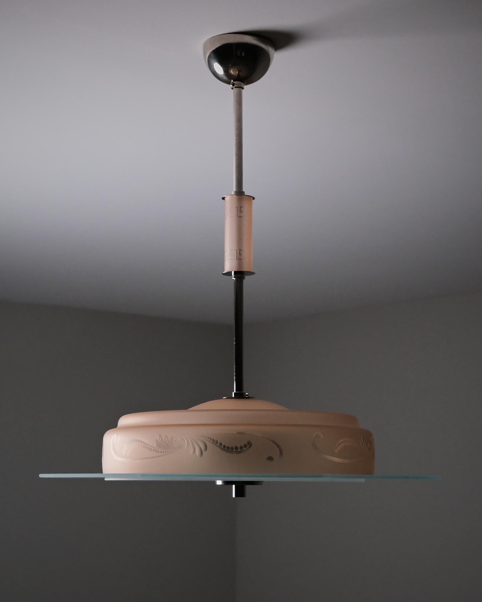 Scandinave moderne Plafonnier gracieux suédois d'un designer inconnu, années 1940 en vente