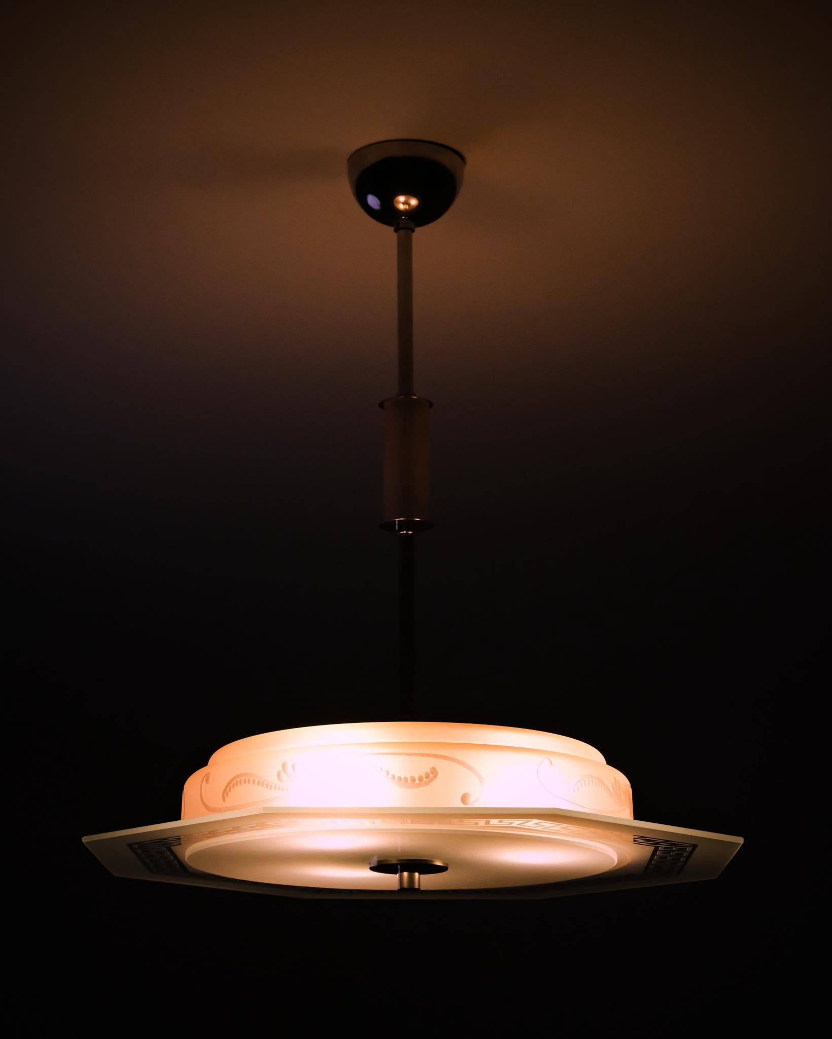 Plafonnier gracieux suédois d'un designer inconnu, années 1940 en vente 1