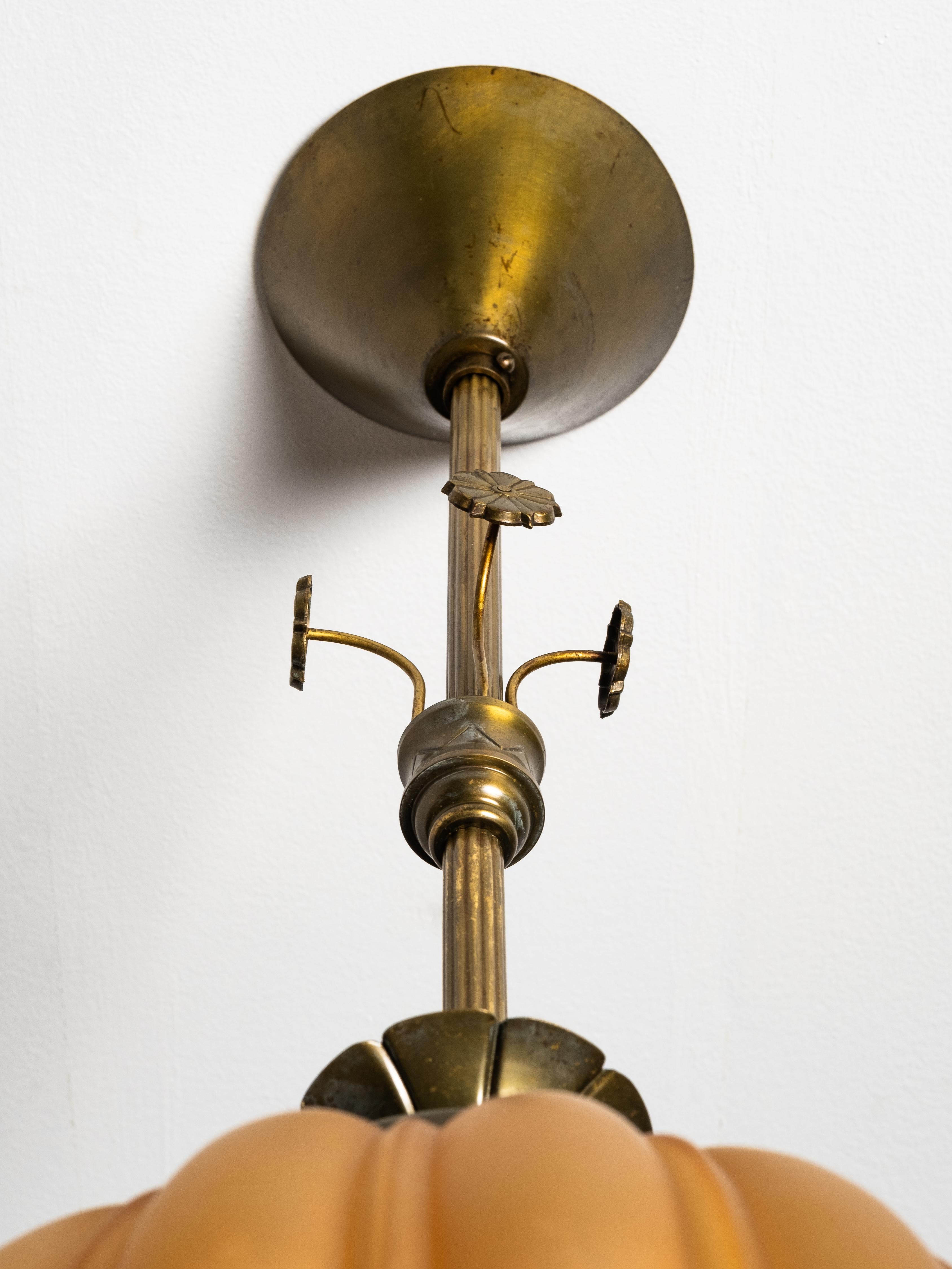 Lampada da soffitto Grace svedese in ottone e vetro ambrato, Böhlmarks, anni '20 in vendita 3