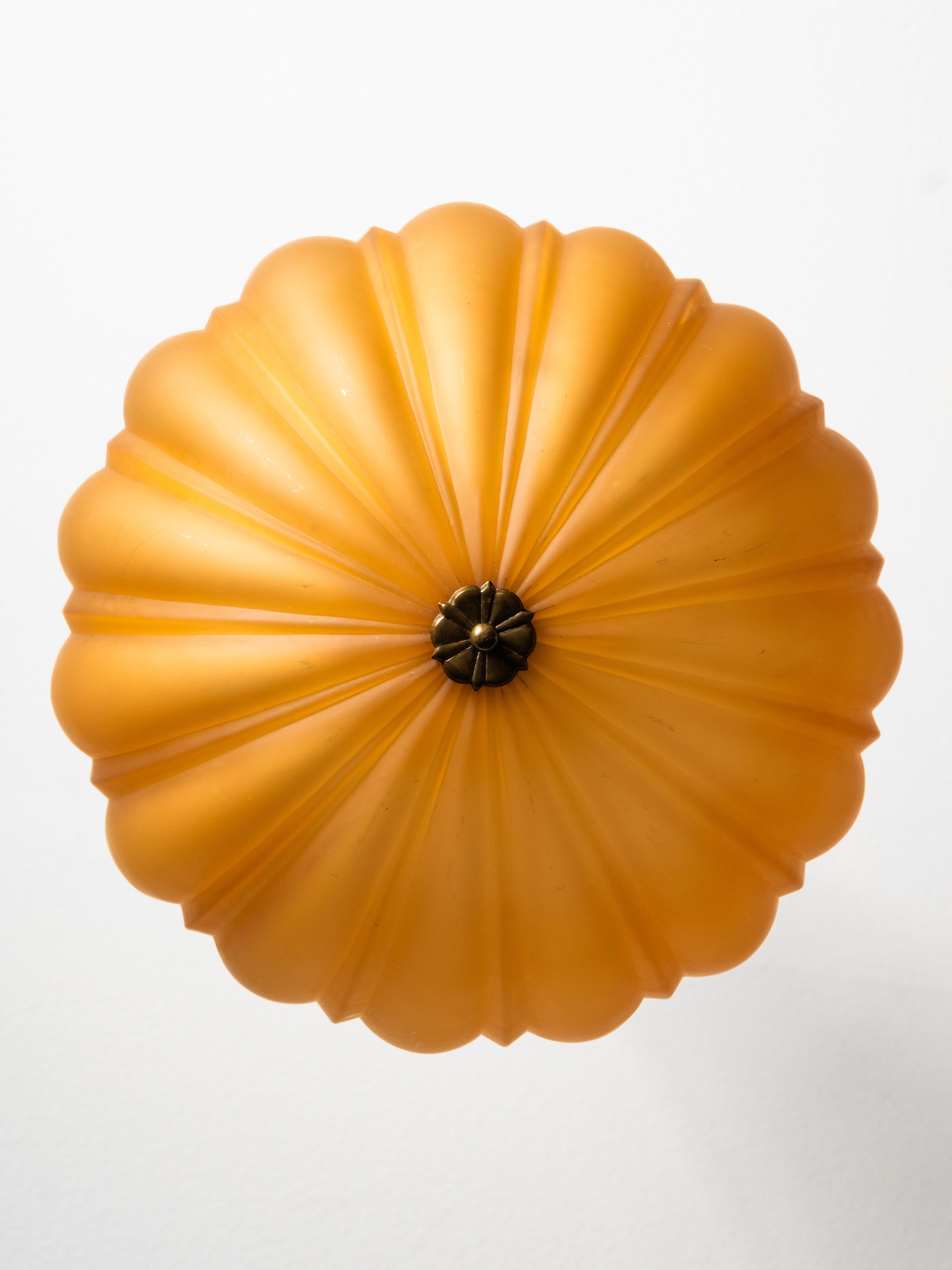 Lampada da soffitto Grace svedese in ottone e vetro ambrato, Böhlmarks, anni '20 in vendita 4