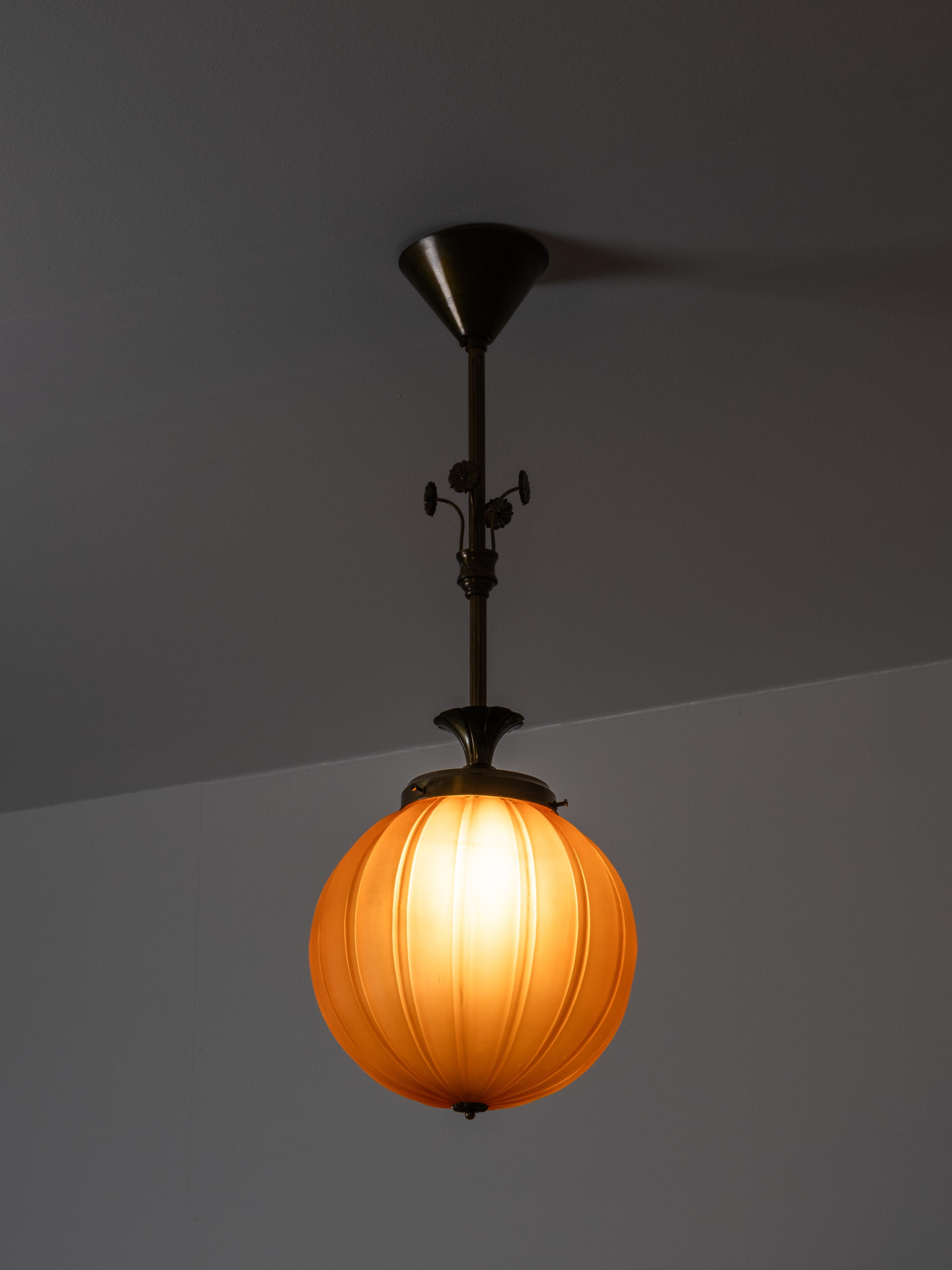 Lampada da soffitto Grace svedese in ottone e vetro ambrato, Böhlmarks, anni '20 in vendita 5