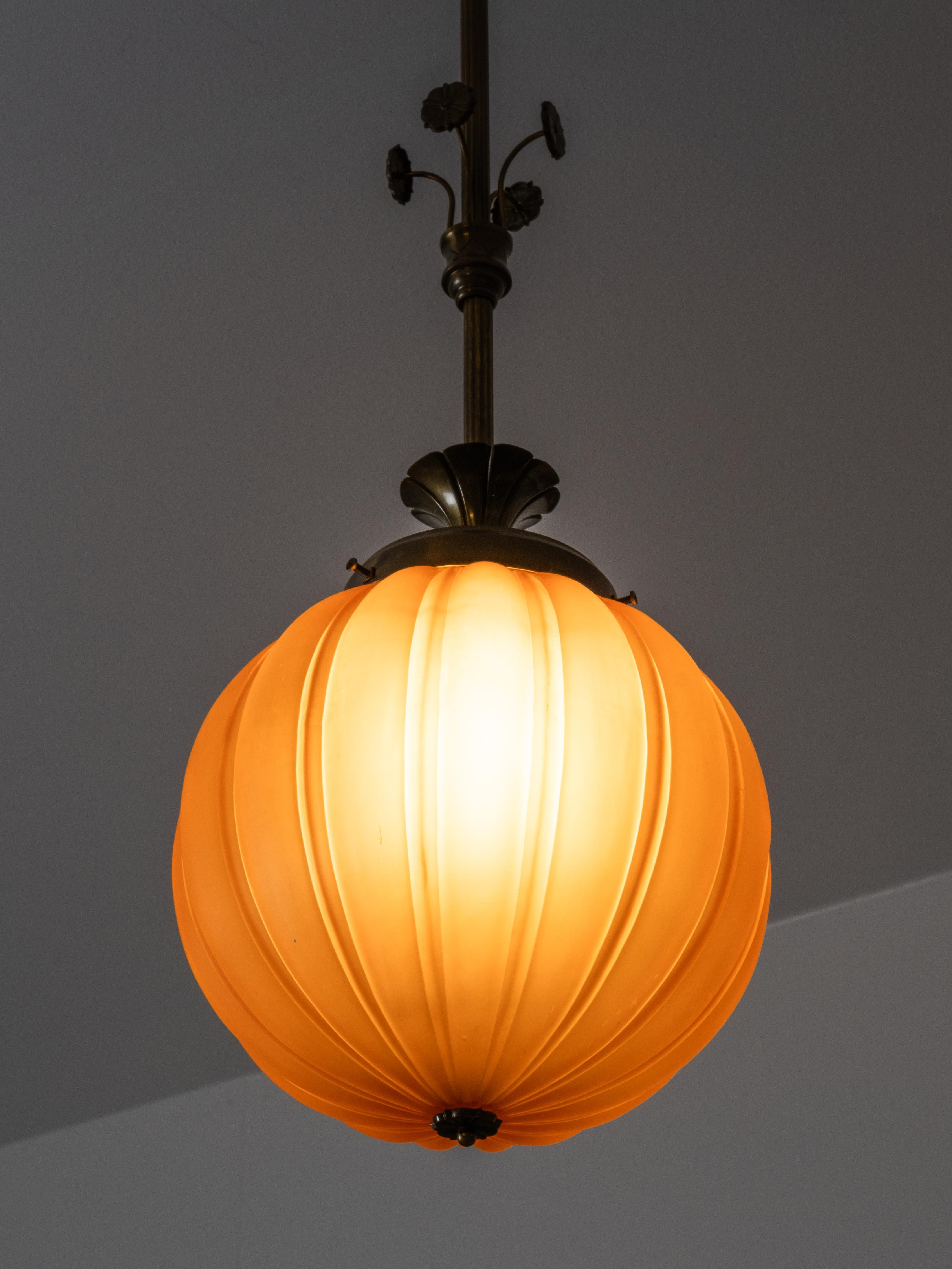 Lampada da soffitto Grace svedese in ottone e vetro ambrato, Böhlmarks, anni '20 in vendita 6
