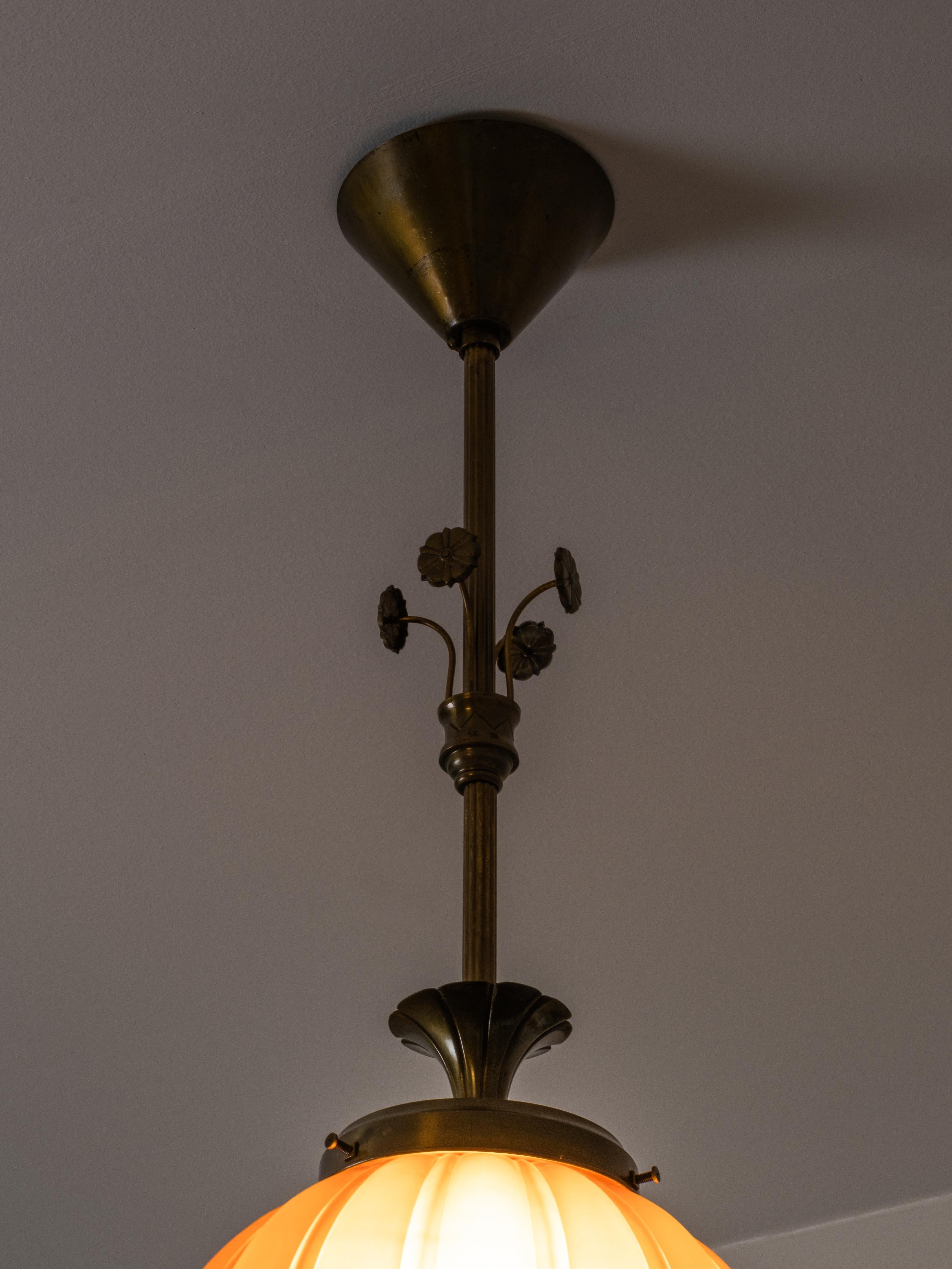 Lampada da soffitto Grace svedese in ottone e vetro ambrato, Böhlmarks, anni '20 in vendita 7