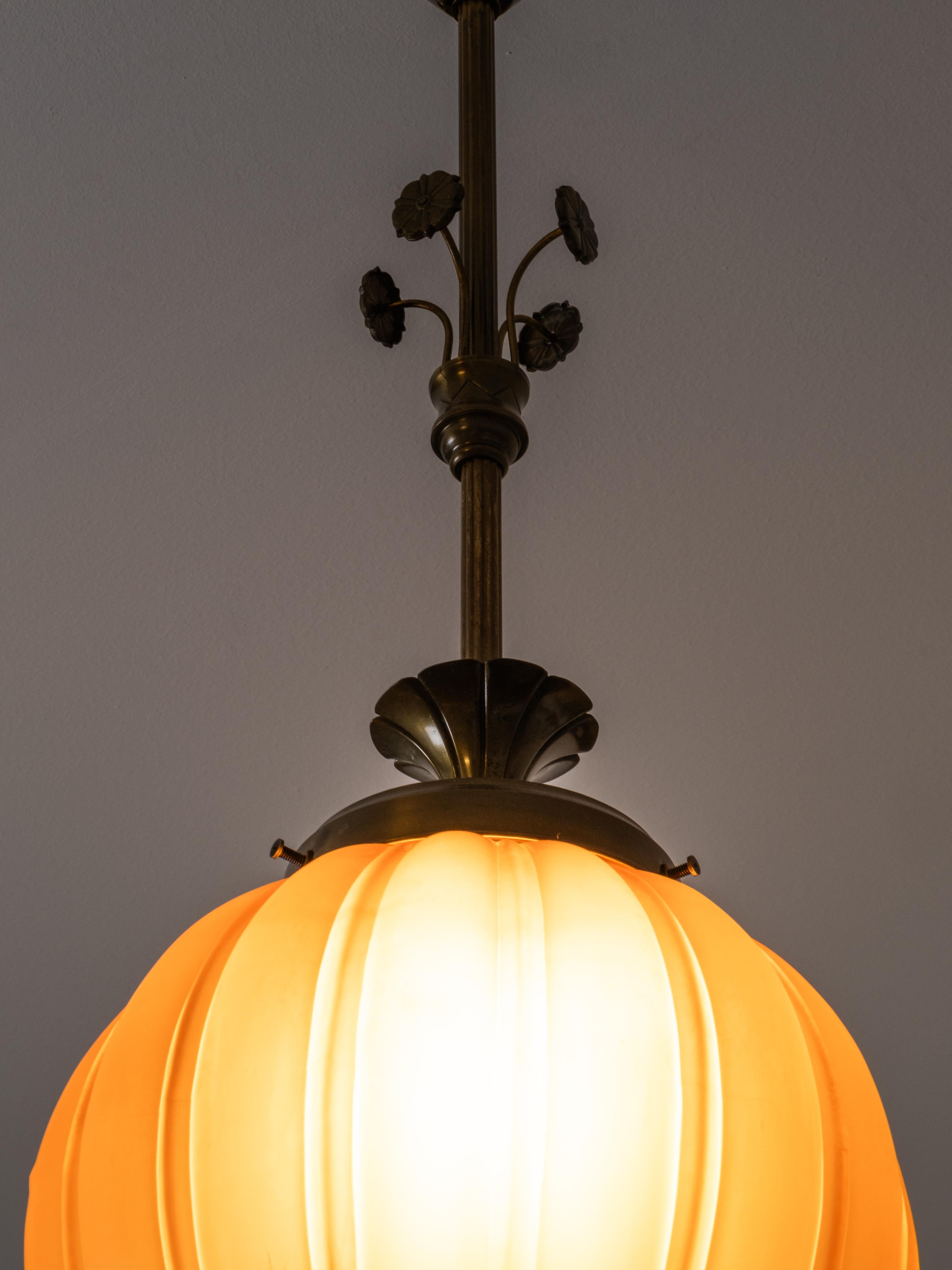 Lampada da soffitto Grace svedese in ottone e vetro ambrato, Böhlmarks, anni '20 in vendita 8