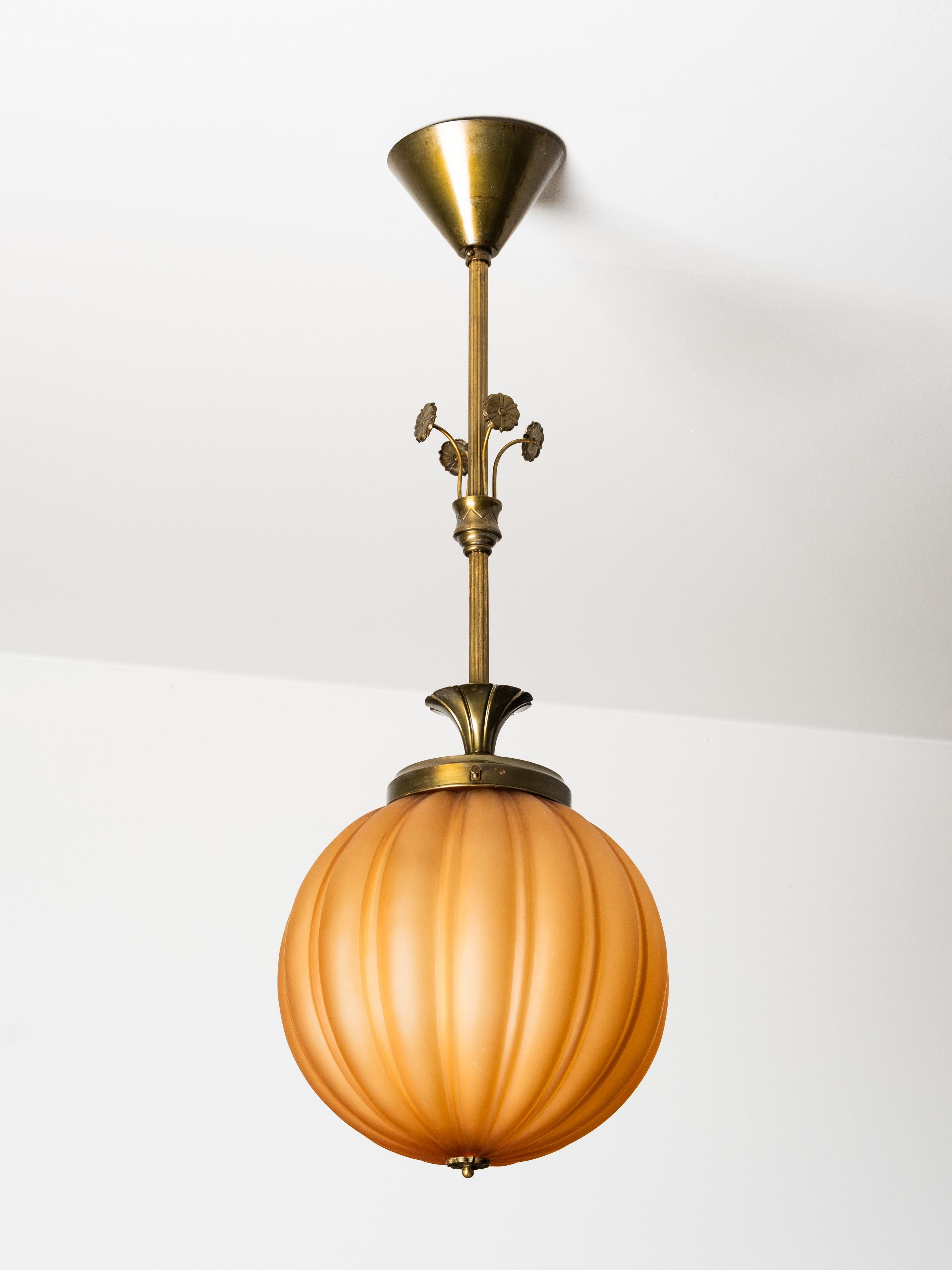 Art Déco Lampada da soffitto Grace svedese in ottone e vetro ambrato, Böhlmarks, anni '20 in vendita