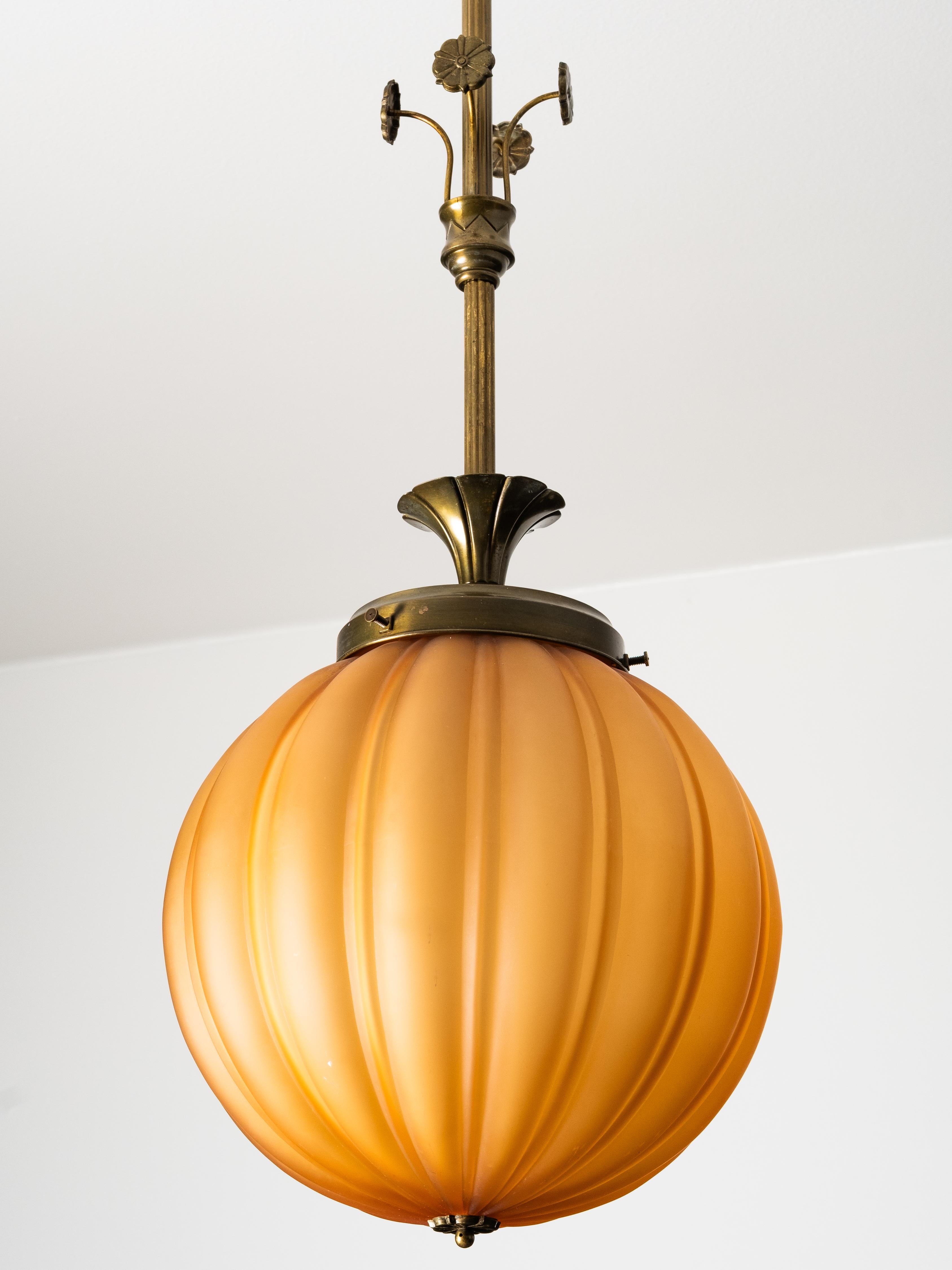 Lampada da soffitto Grace svedese in ottone e vetro ambrato, Böhlmarks, anni '20 In condizioni buone in vendita a Karis, Nyland