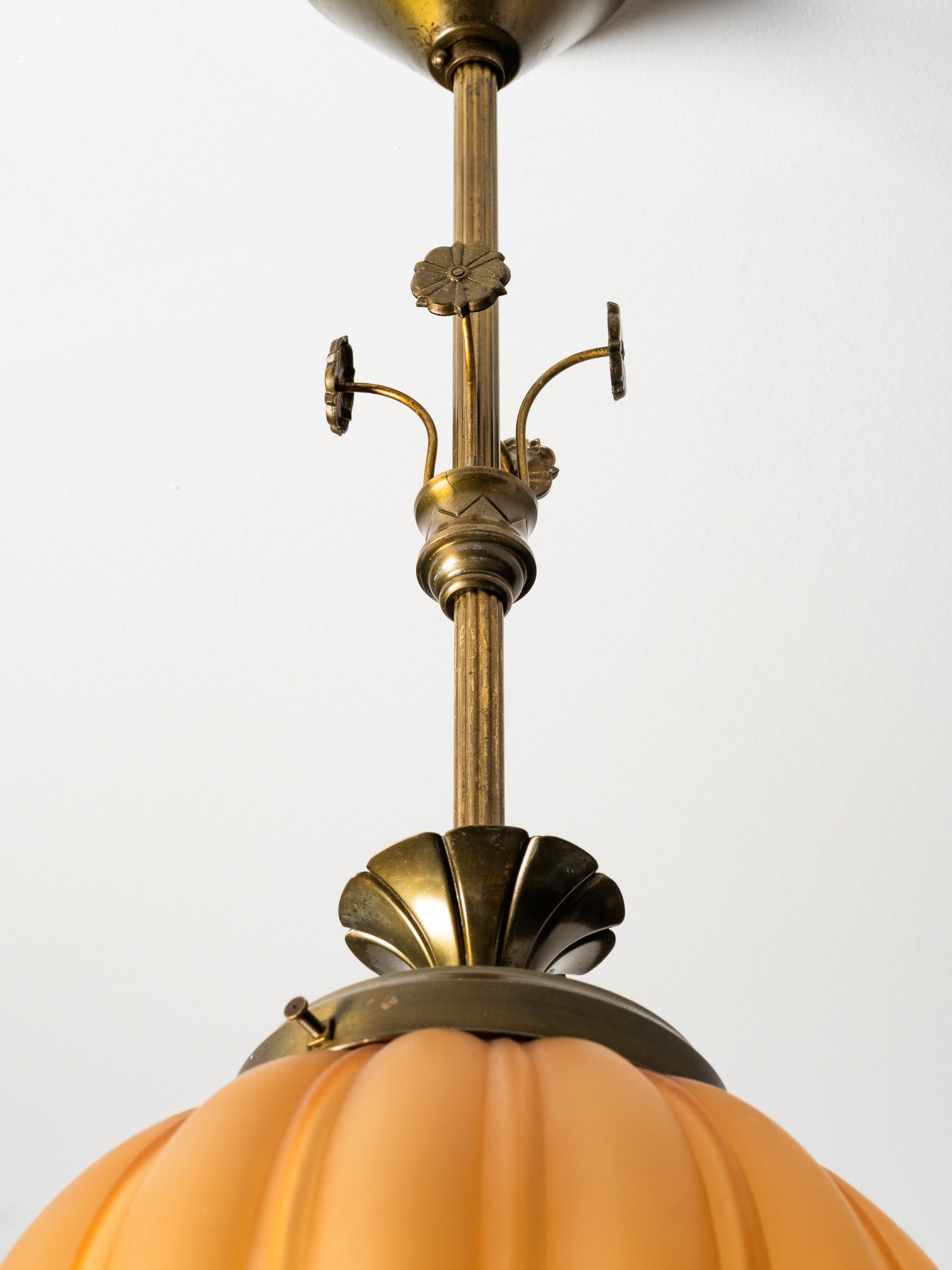 Ottone Lampada da soffitto Grace svedese in ottone e vetro ambrato, Böhlmarks, anni '20 in vendita