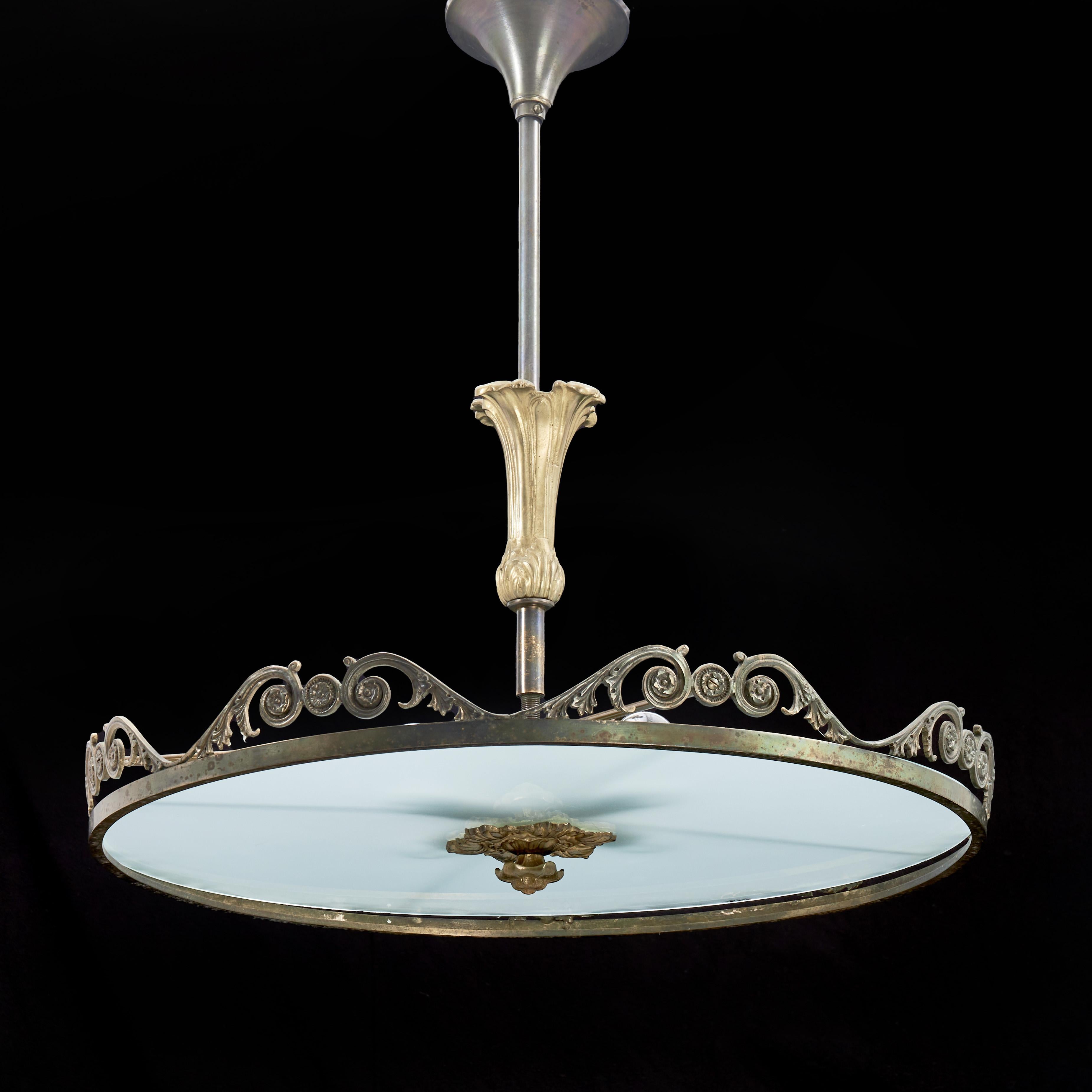 Lámpara de techo Grace sueca de la década de 1920. La base es de latón patinado y bronce y la pantalla es de cristal color leche. Buen estado vintage con pequeñas marcas y rastros de uso. Cableado eléctrico antiguo en condiciones de funcionamiento,