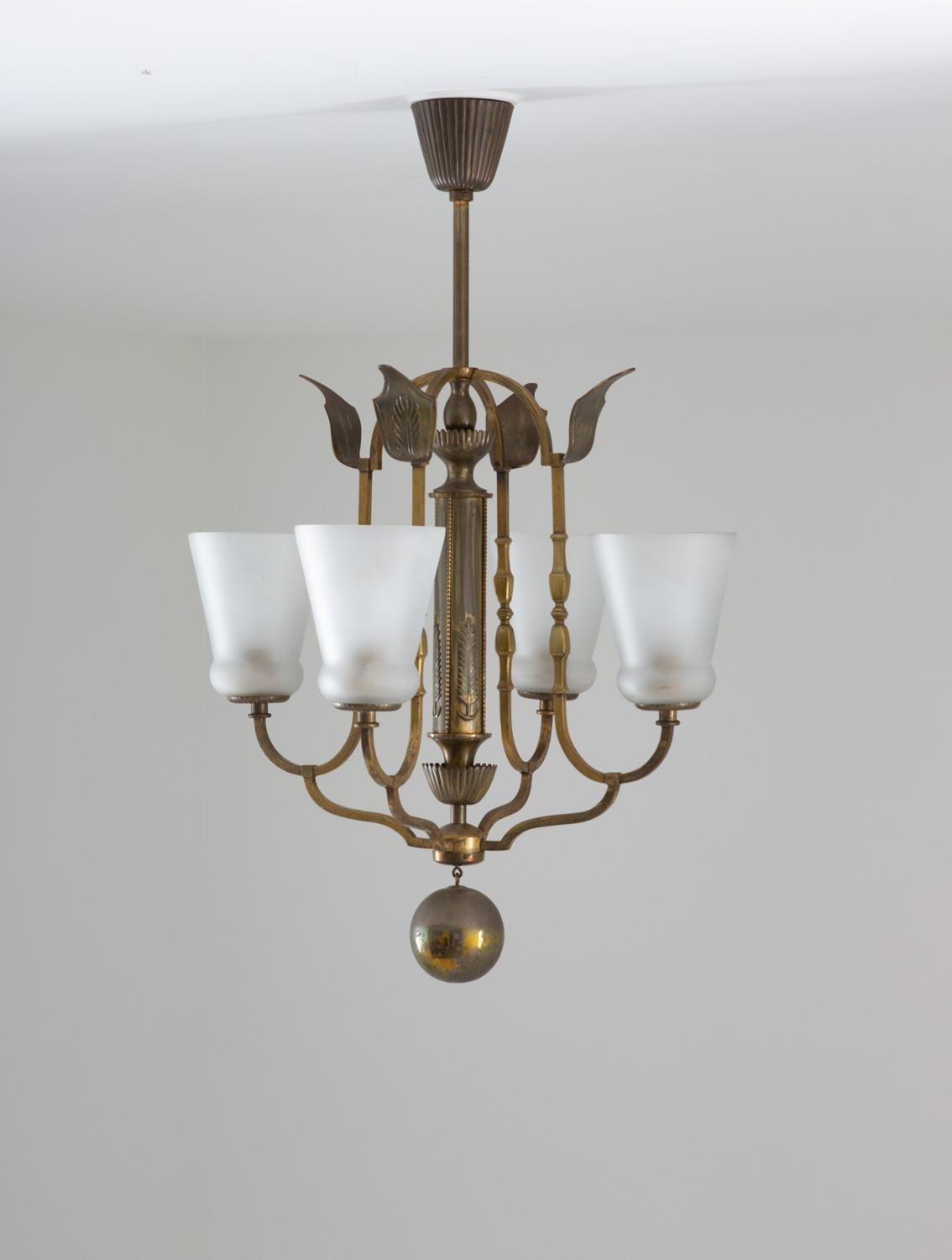 Impressive chandelier in frosted glass and patinated brass, possibly made by Böhlmarks, Sweden, 1920s-1930s.
This amazing chandelier was made during the Swedish grace era, an era when truly high-quality objects were produced in Sweden. The lamp