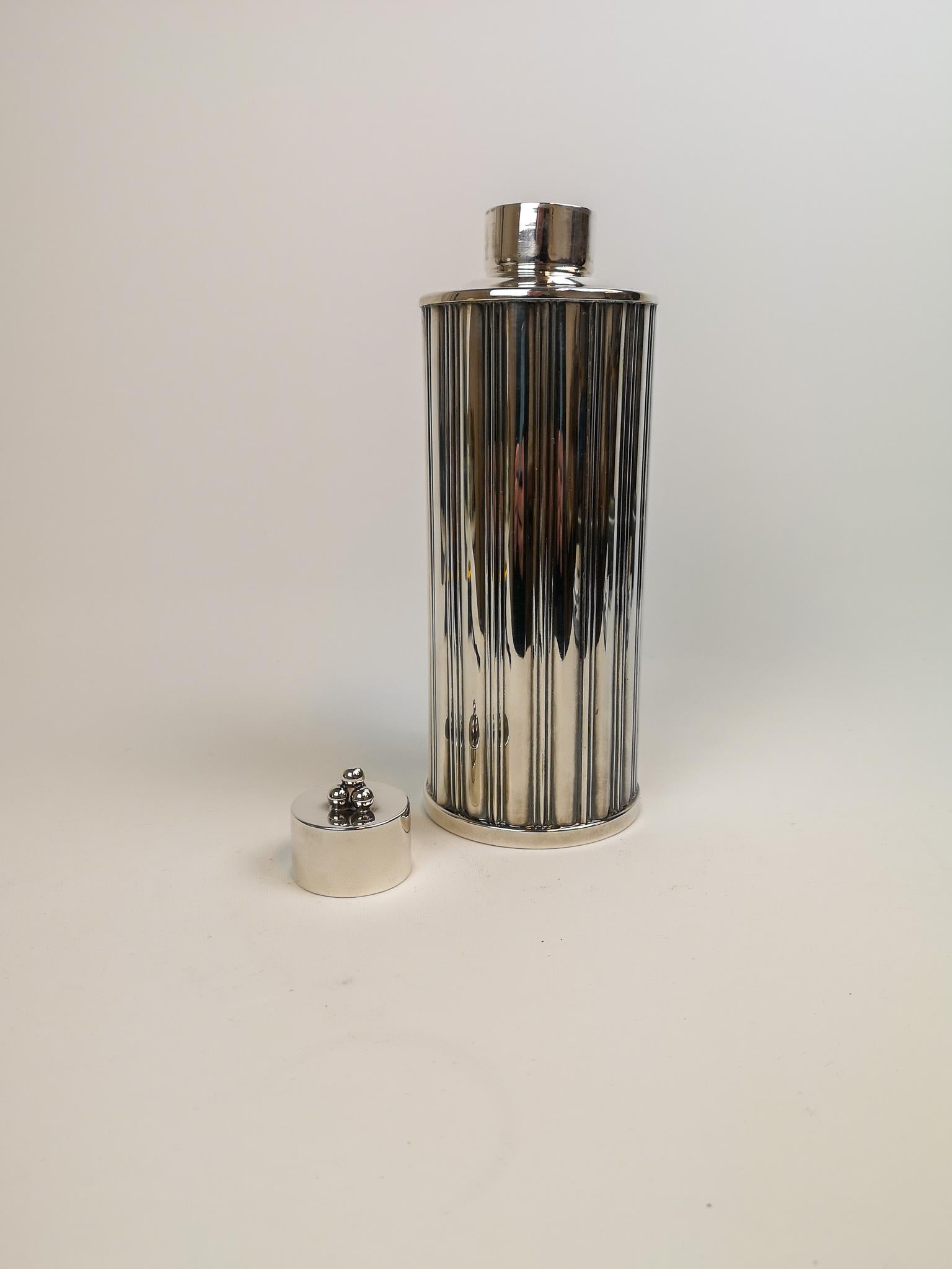 This wonderful Swedish Grace cocktail shaker was produced in Sweden, circa 1930s. A typical art deco piece with the famous Swedish lines that came to be known as Swedish Grace.

Nice condition

