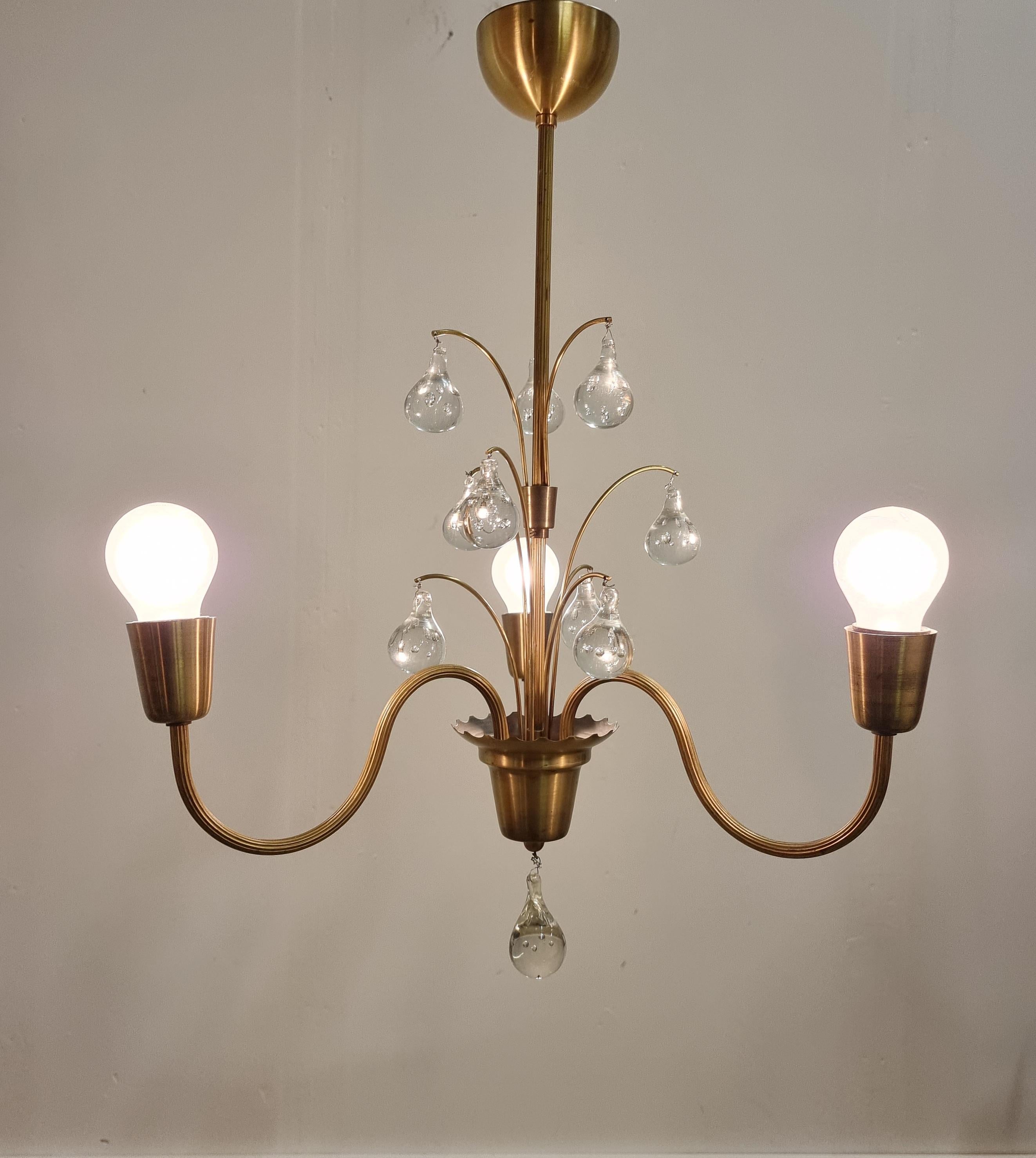 Dekorative Messinglampe mit Glastropfen-Details, drei Lampenfassungen. Hergestellt in Schweden, 1940/50er Jahre. In gutem Zustand mit ein paar kleineren Alters- und Gebrauchsspuren. 


Alle Originalteile, keine Änderungen. Wir empfehlen, diese Lampe