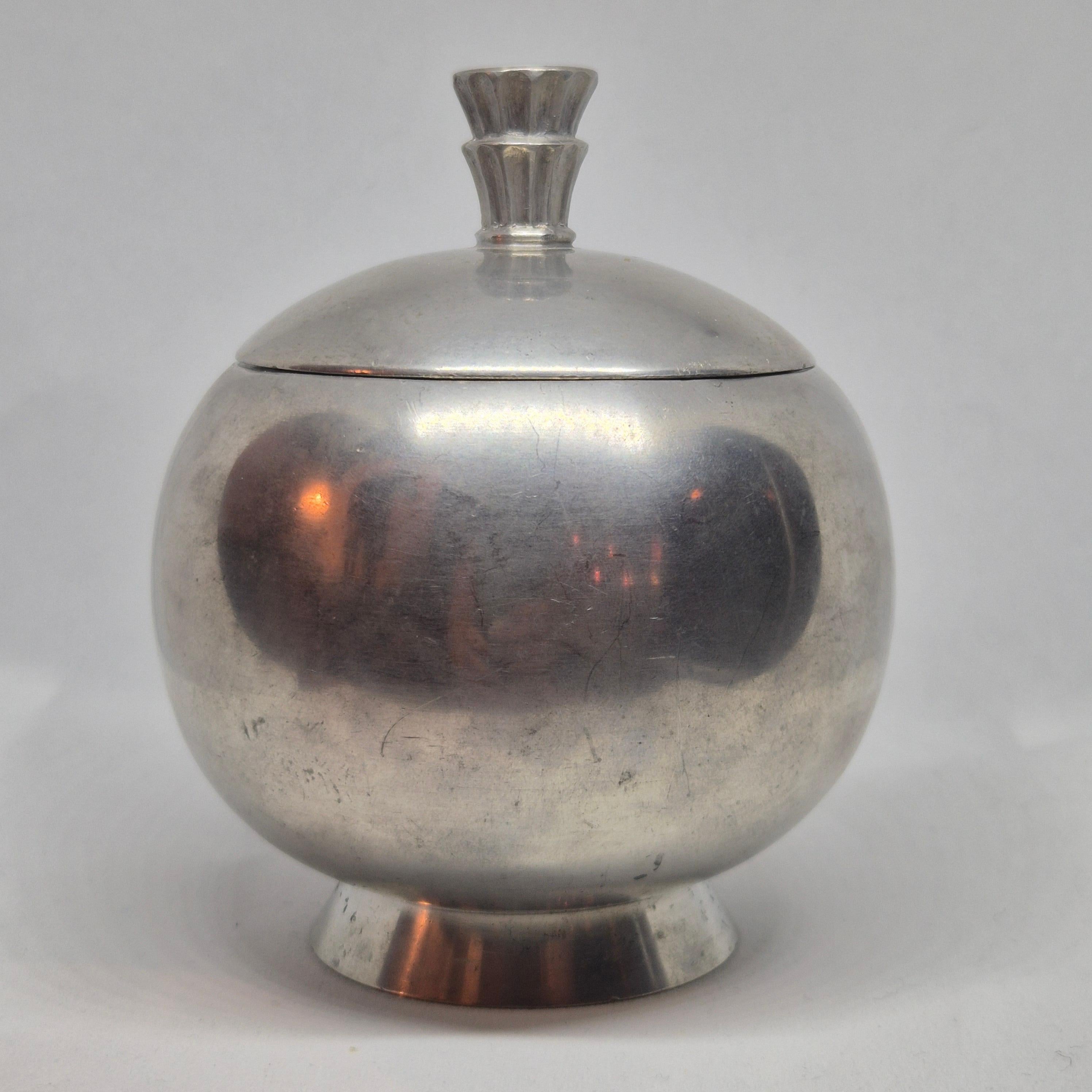 Decorative pewter lid box in pewter by Haralder Linder, Uppsala Swedish Grace 1933.

With hallmark. One smaller dent, nice patina. Normal signs of age and wear.
