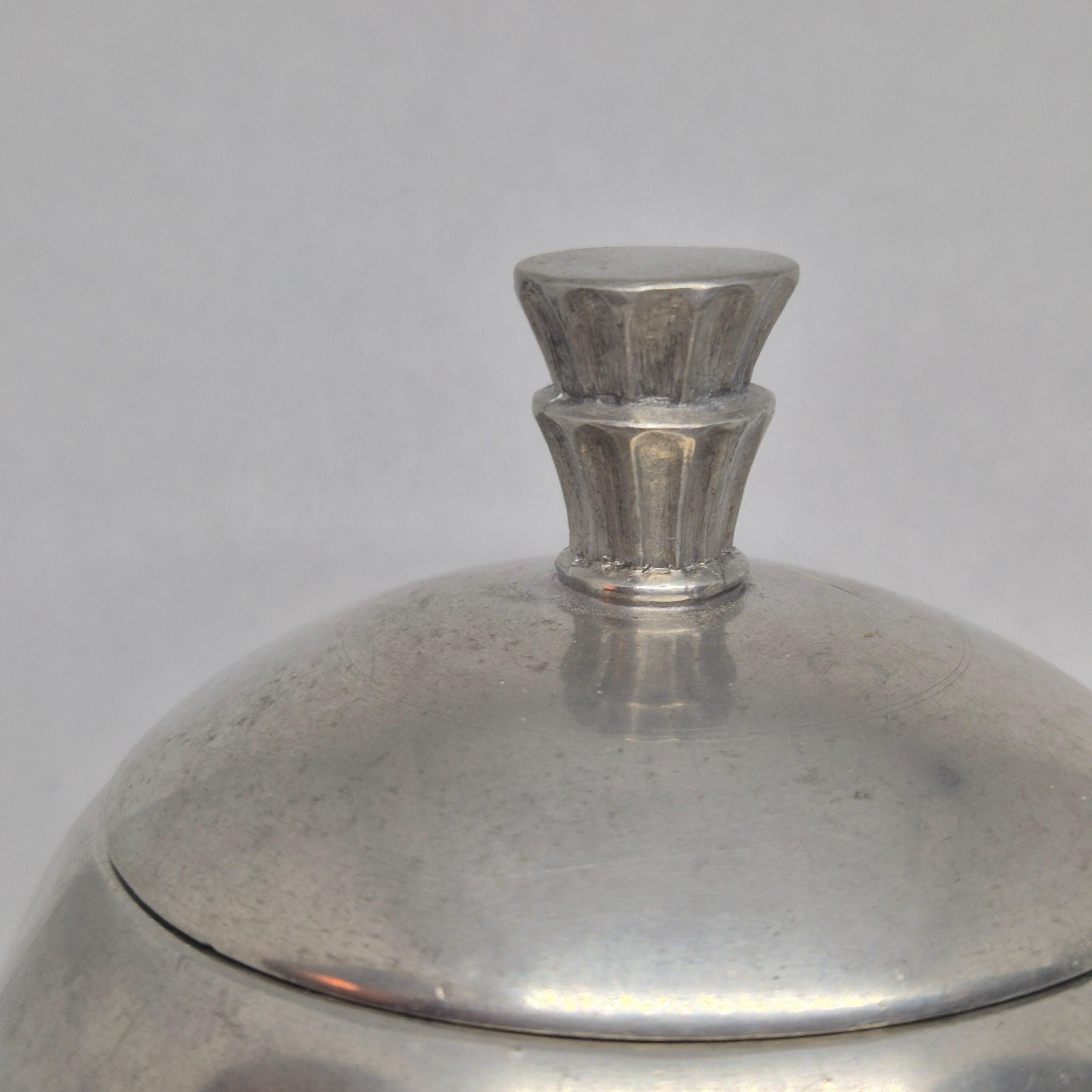Scandinave moderne Swedish Grace decorative pewter box by Harald Linder, Uppsala 1933. en vente