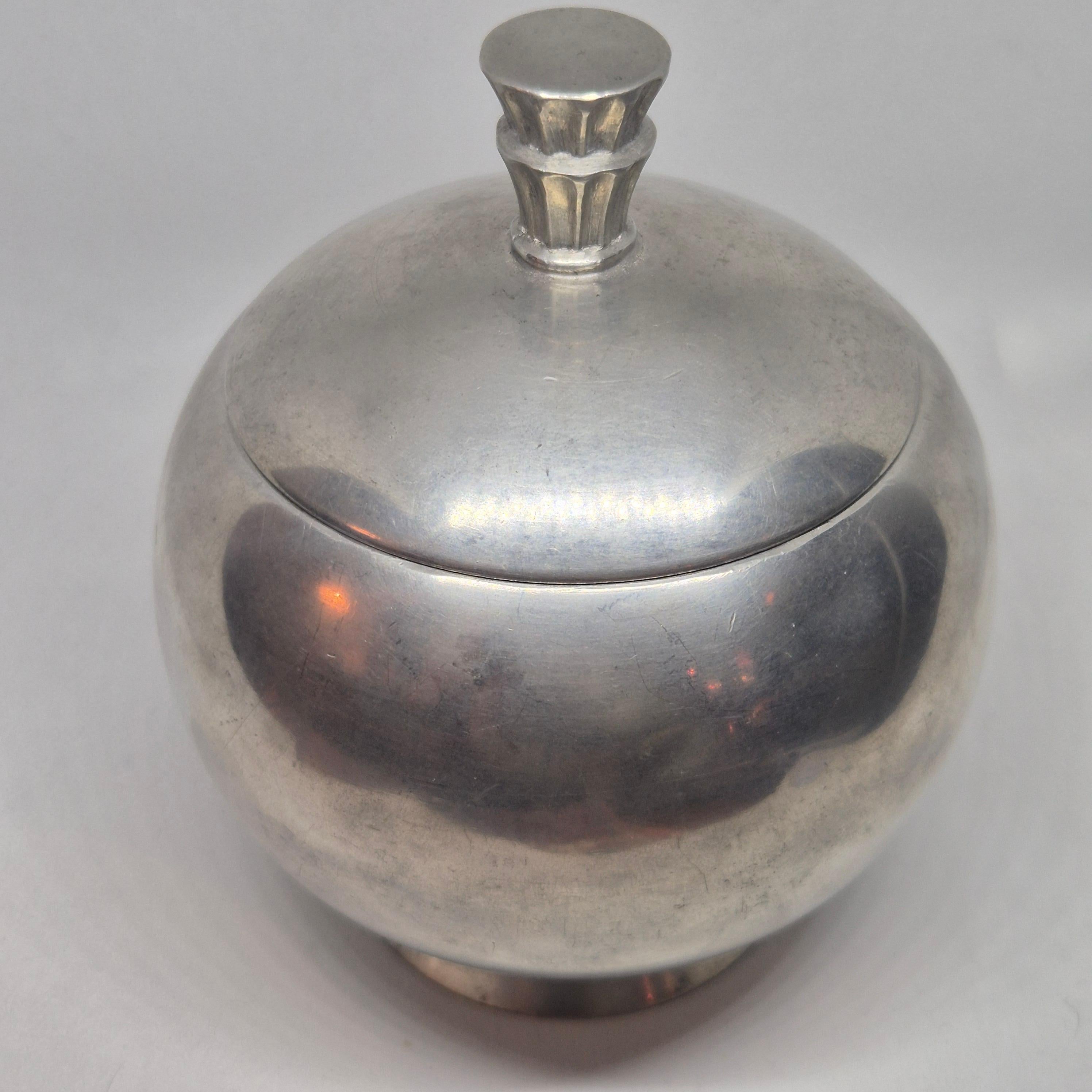Suédois Swedish Grace decorative pewter box by Harald Linder, Uppsala 1933. en vente
