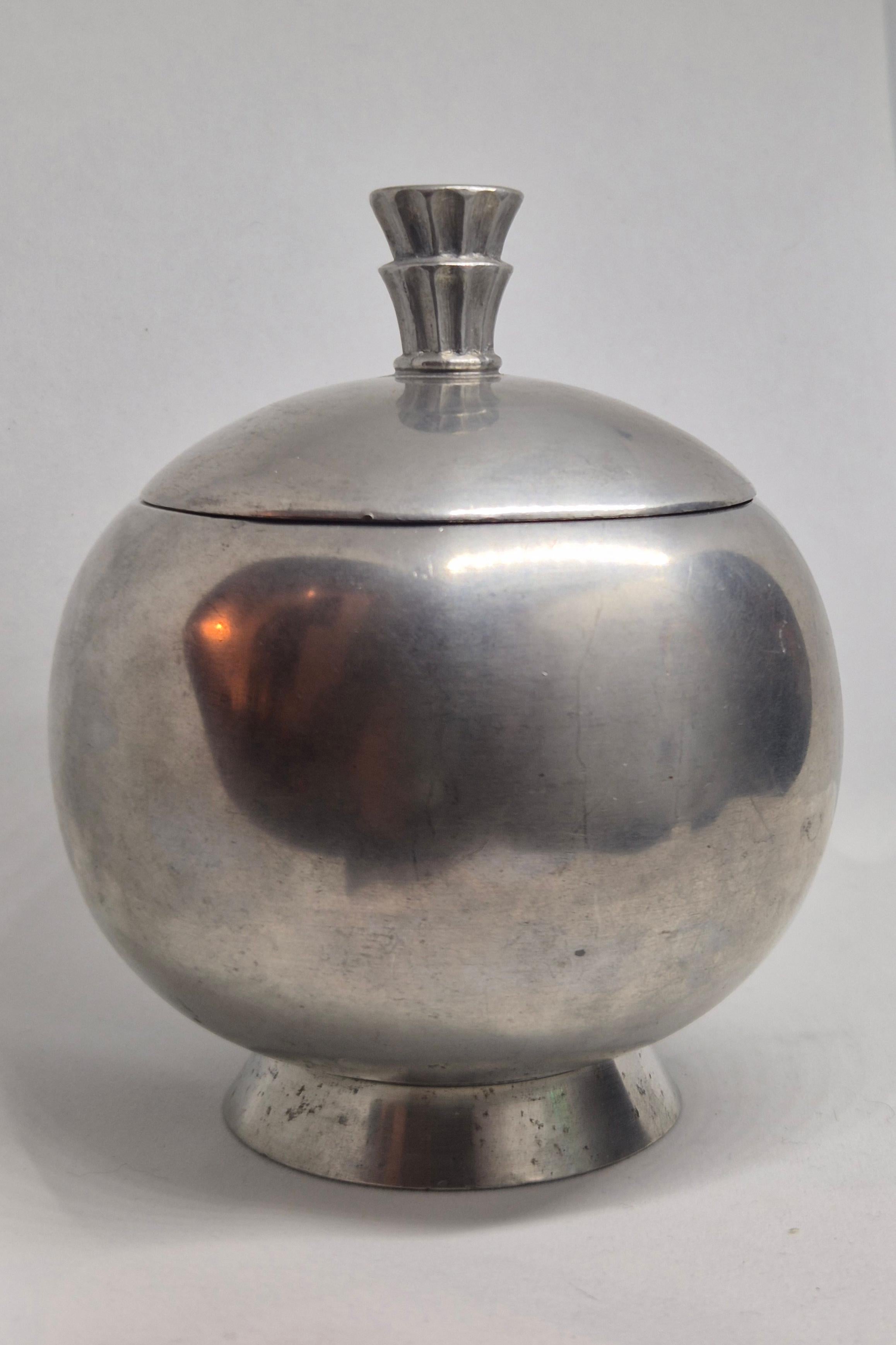 Milieu du XXe siècle Swedish Grace decorative pewter box by Harald Linder, Uppsala 1933. en vente
